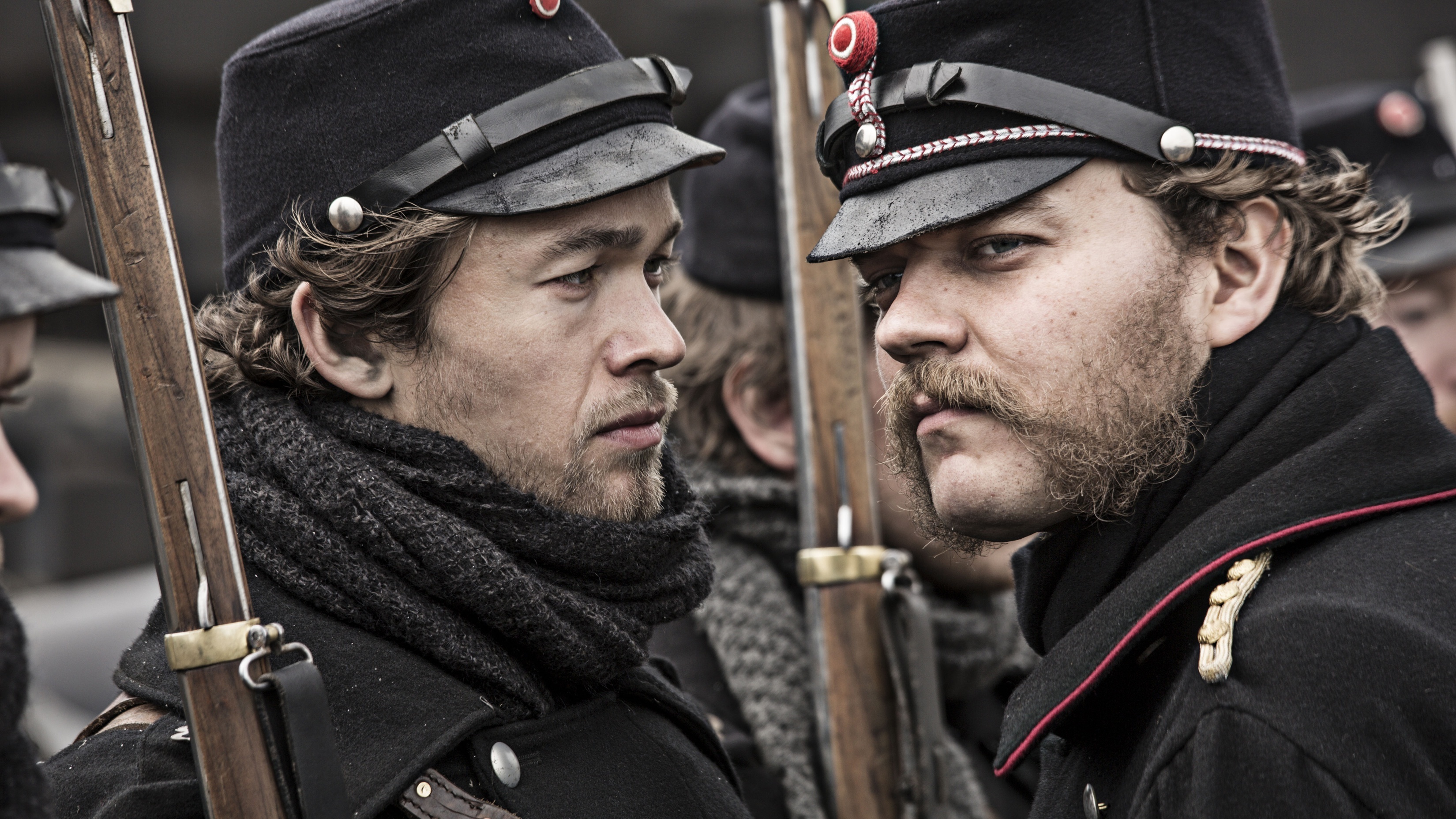 1864 - Danimarka yapımı bir drama… Yıl 1851. İki genç kardeş Laust ve Peter, yokluk içinde güney Funen'de büyürler. Babaları Prusya ile 3 yıl süren savaşın a