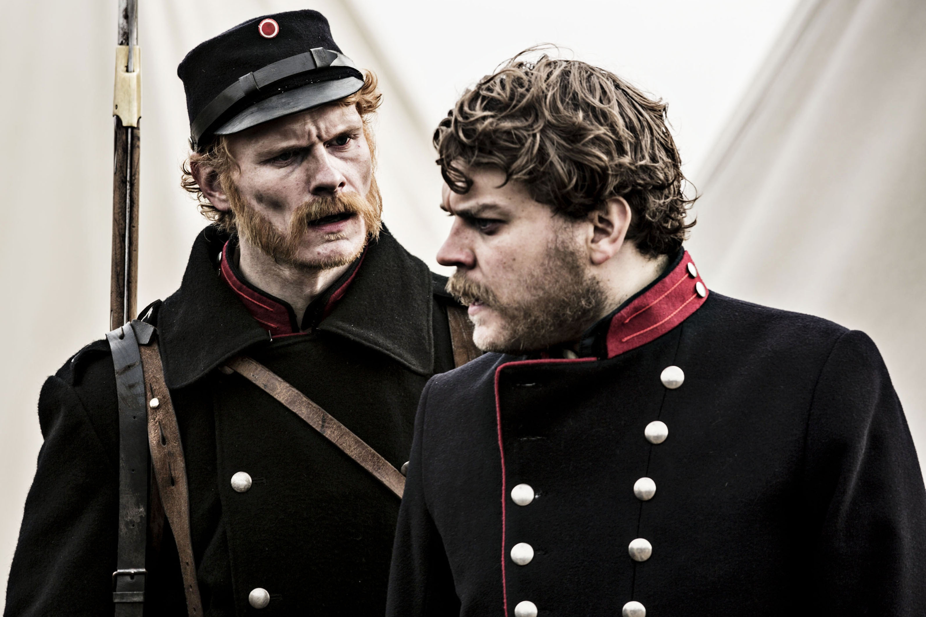 1864 - Danimarka yapımı bir drama… Yıl 1851. İki genç kardeş Laust ve Peter, yokluk içinde güney Funen'de büyürler. Babaları Prusya ile 3 yıl süren savaşın a