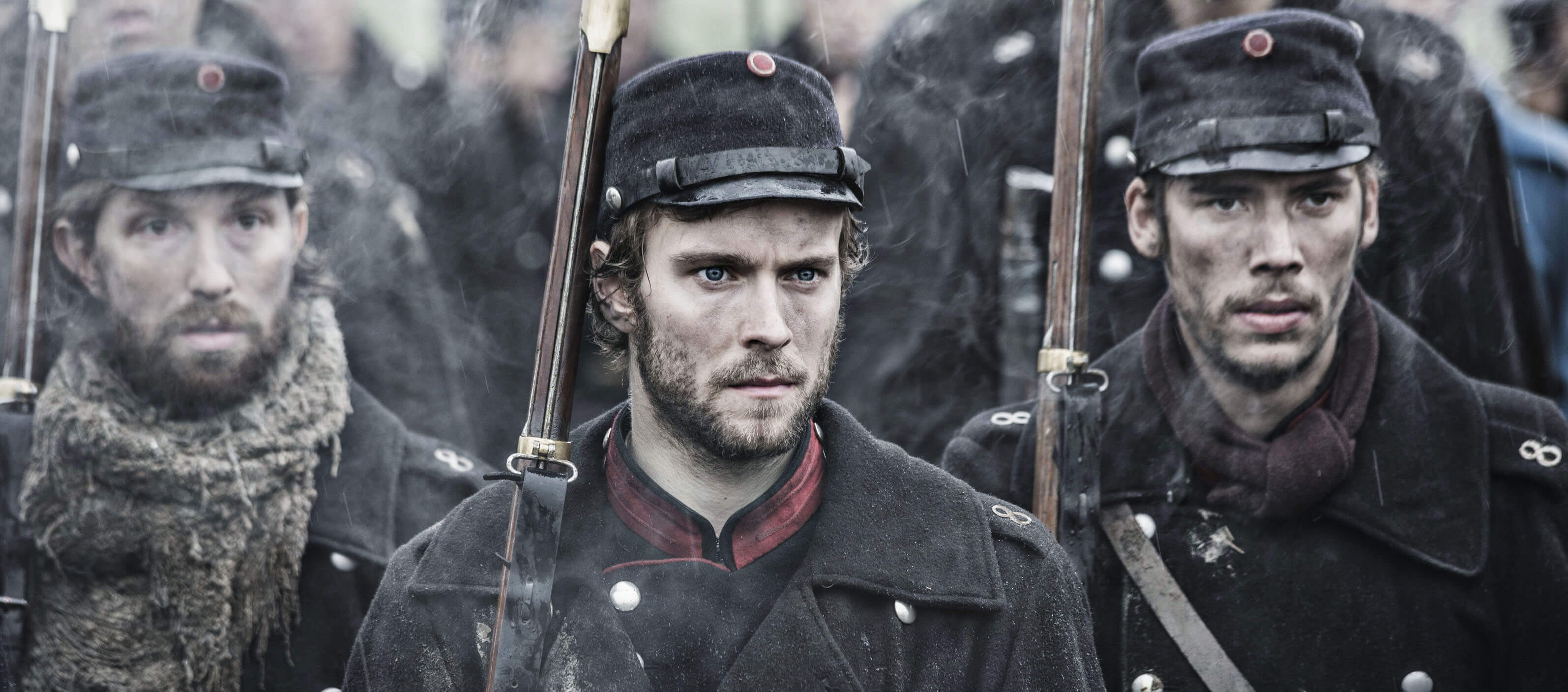 1864 - Danimarka yapımı bir drama… Yıl 1851. İki genç kardeş Laust ve Peter, yokluk içinde güney Funen'de büyürler. Babaları Prusya ile 3 yıl süren savaşın a