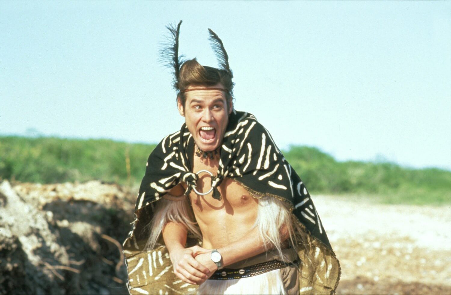 ACE VENTURA: WHEN NATURE CALLS - BUDALA DEDEKTİF AFRİKA'DA Ace Ventura: Pet Detective’in devam filminde Jim Carrey yine başrolde… Evcil hayvan dedektifi Ace’nin görev yeri bu sefer Afrika’dır. Görevi ise kaşif Fulton Greenwall ve kabileler için çok önemli olan beyaz yarasayı aramaktır. Ace kendini Wachootoo ve Wachati kabilesi arasındaki savaşın içinde bulacaktır.