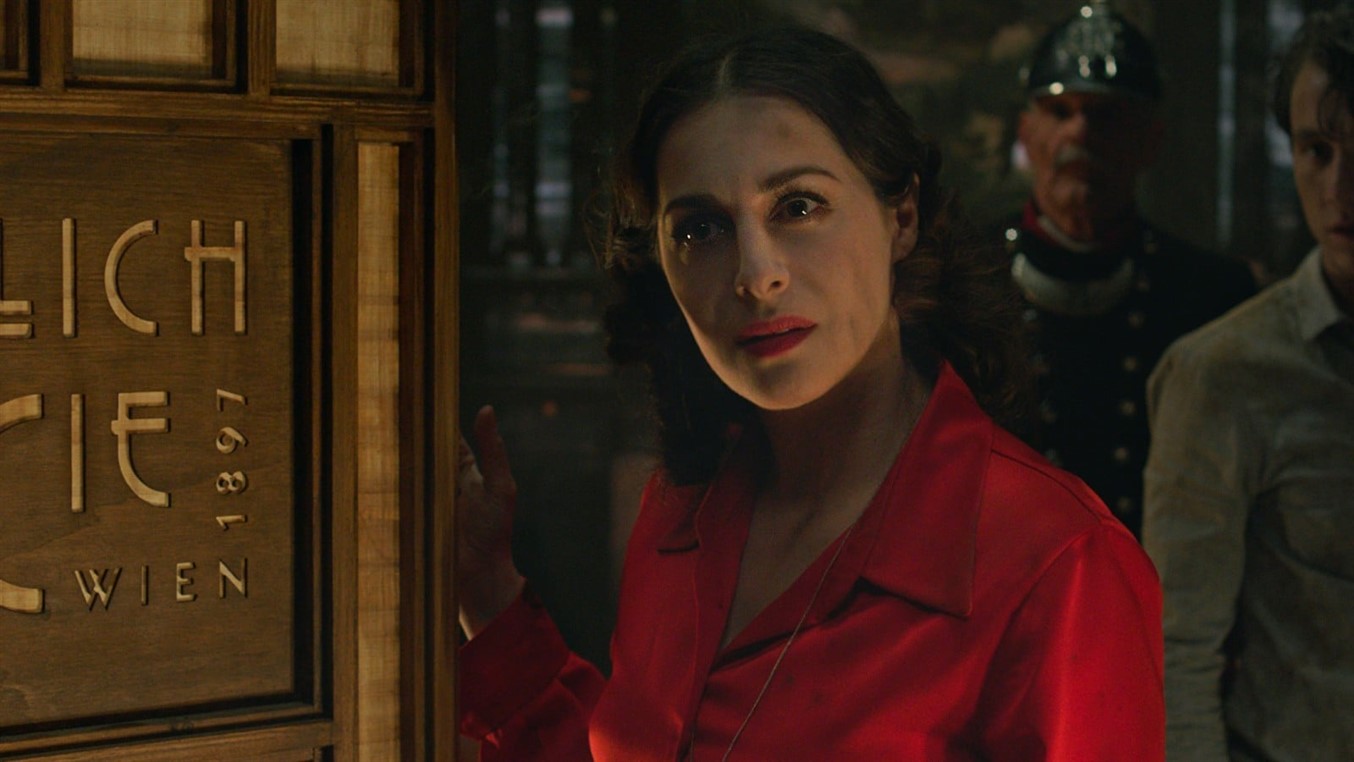 THE NIGHT OF A 1000 HOURS - GECENİN EN UZUN SAATİ  Ullich ailesinin üyeleri Viyana’daki saraylarında bir araya gelirler. Burada ölen aile üyeleri aniden ortaya çıkar ve beklenmedik bir dizi olay yaşanır. Farklı çağlar arasındaki bu yolcuklukta, yalanlar, sırlar ve aşklar ağındaki bu mücadelede kimseye güvenmek mümkün değildir. Ölümün bile bir son olmadığı bir dünya söz konusudur.