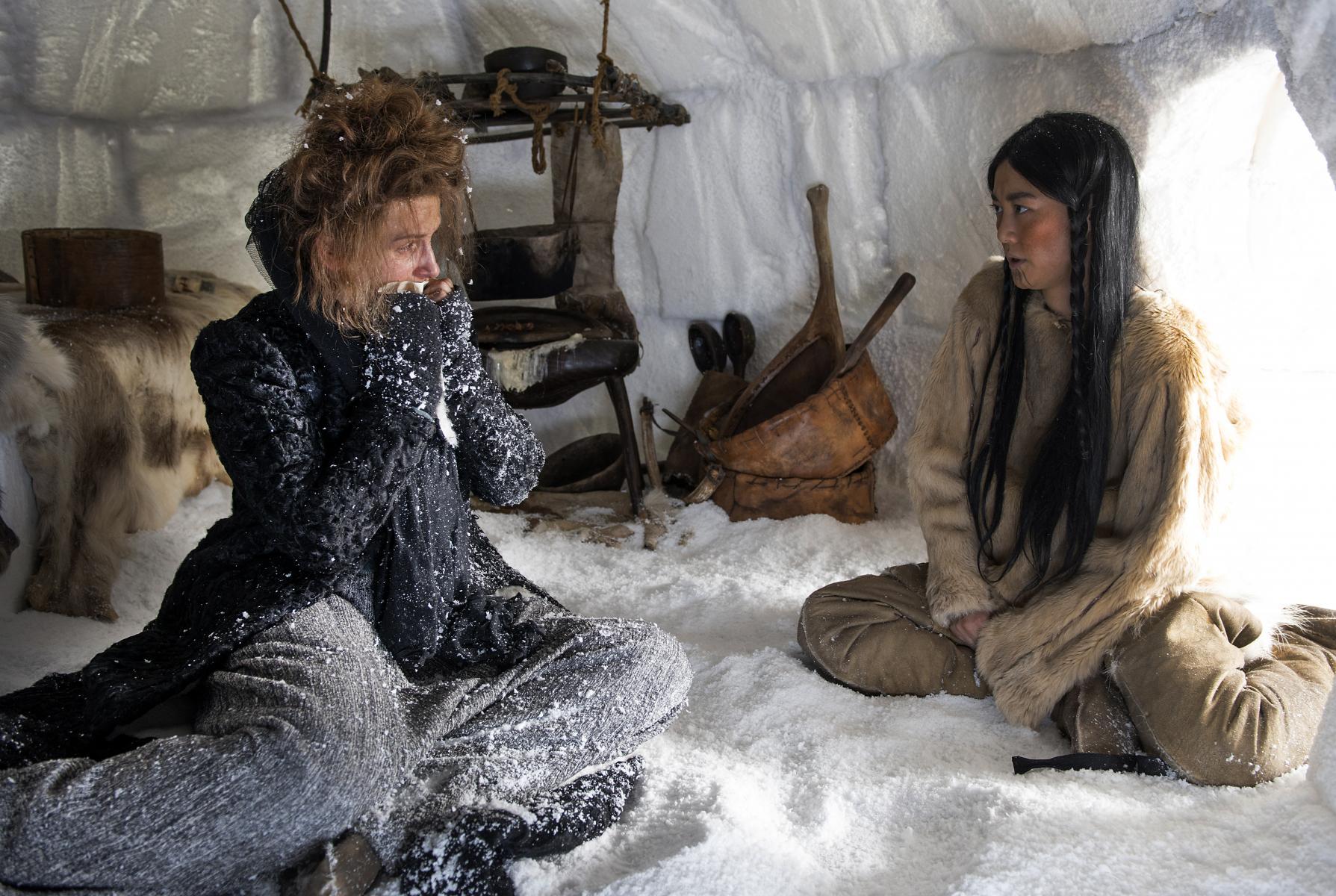 ENDLESS NIGHT - BİTMEYEN GECE Olgun, naif ve kocasına çok aşık bir kadın olan Josephine, mutluluğu buzullarda arayan kocası Robert’ın peşinden Kuzey Kutbu’na doğru bir yolculuğa çıkar. Robert söz konusu olduğunda her türlü tehlikeye göğüs geren genç kadın, zorlu iklim koşullarının daha da ağırlaştığı bir günde eskimo kızı Allaka’dan yardım ister. Kısa bir süre sonra Josephine ve Allaka arasında garip bir bağ olduğu ortaya çıkar.