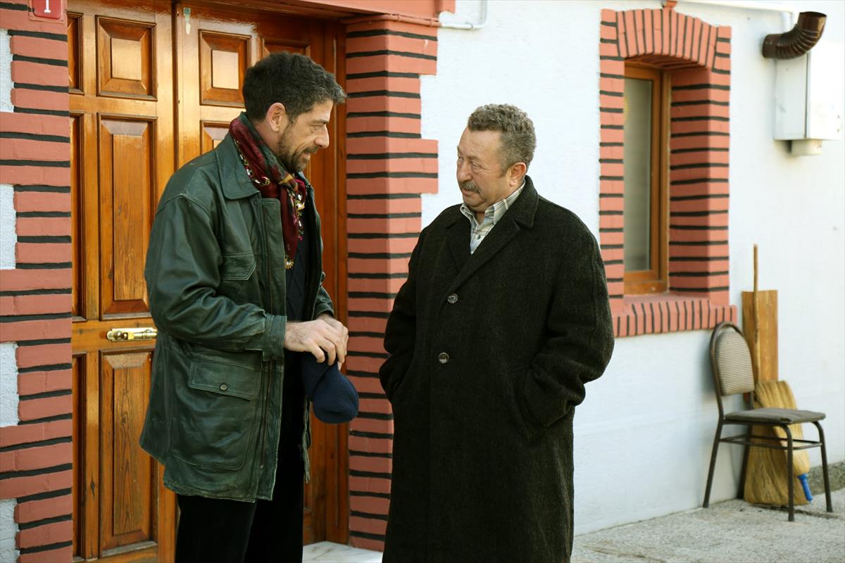ALABORAŞK - ALABORAŞK Film, bir Karadeniz kasabasında balıkçılık yapan Ali ile nişanlısı Esma’nın evliliklerine kısa bir zaman kala yaşanan acı bir olayı ve yapılması gereken çok zor bir seçimi konu alıyor.