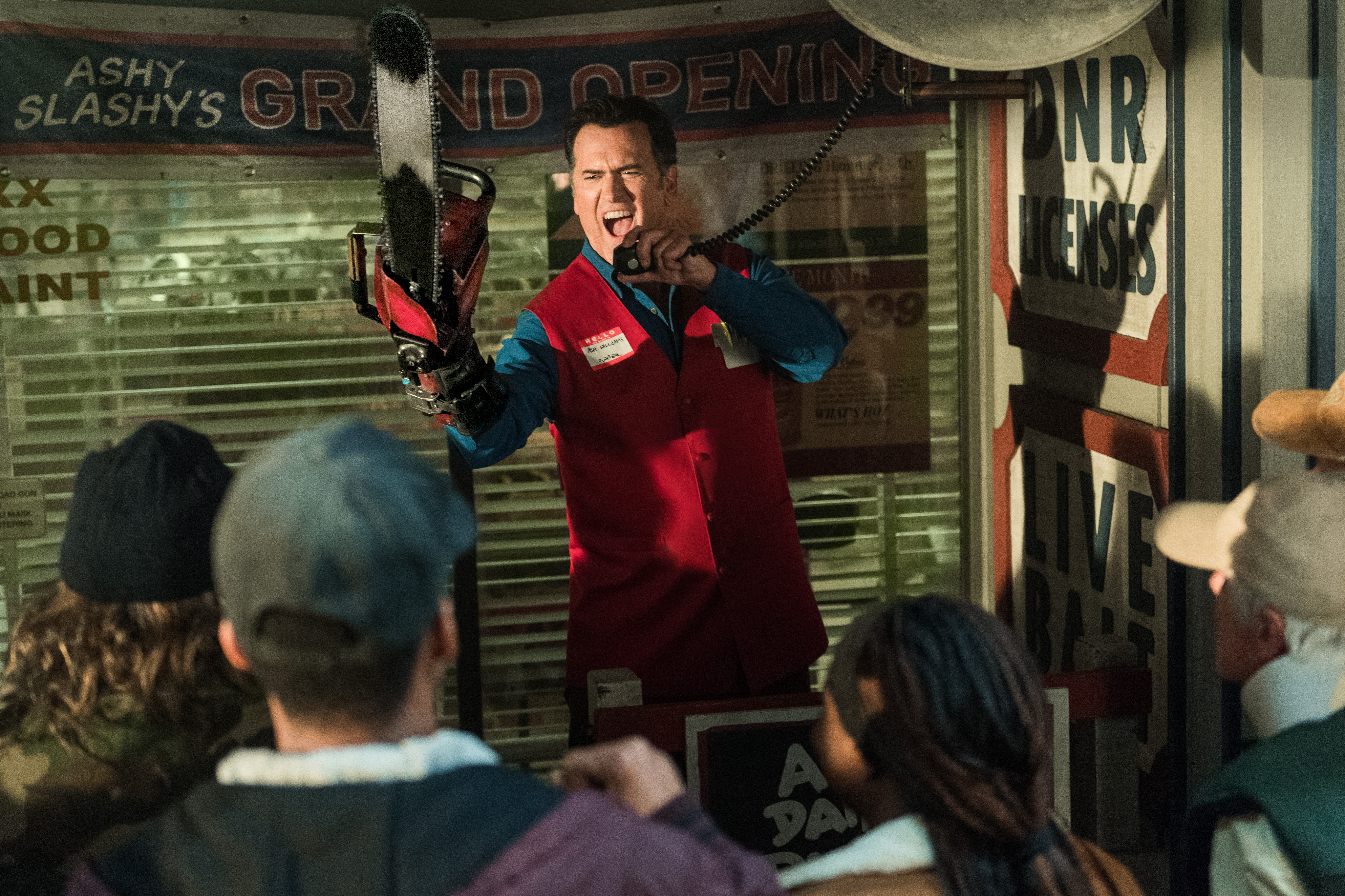 Ash vs Evil Dead - Ash vs Evil Dead 30 yılın ardından Deadite’ler, Ash’i bulmuş ve daha önce dünyayı kötülük ile ele geçirme planlarını durduran bu adamdan intikam almak istemektedirler. Ash, ilerlemiş yaşına rağmen mücadeleyi elden bırakmaz.