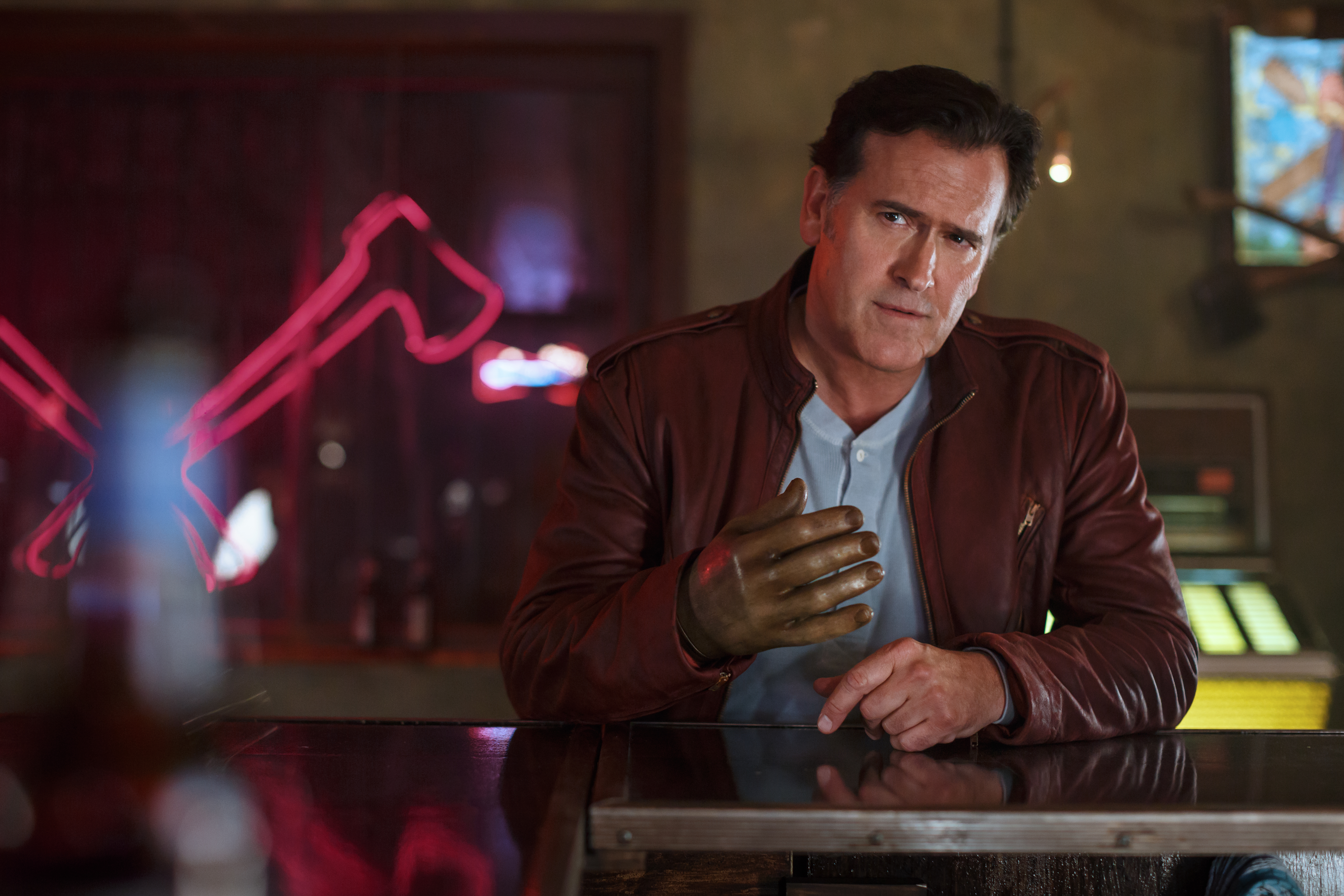 Ash vs Evil Dead - Ash vs Evil Dead 30 yılın ardından Deadite’ler, Ash’i bulmuş ve daha önce dünyayı kötülük ile ele geçirme planlarını durduran bu adamdan intikam almak istemektedirler. Ash, ilerlemiş yaşına rağmen mücadeleyi elden bırakmaz.