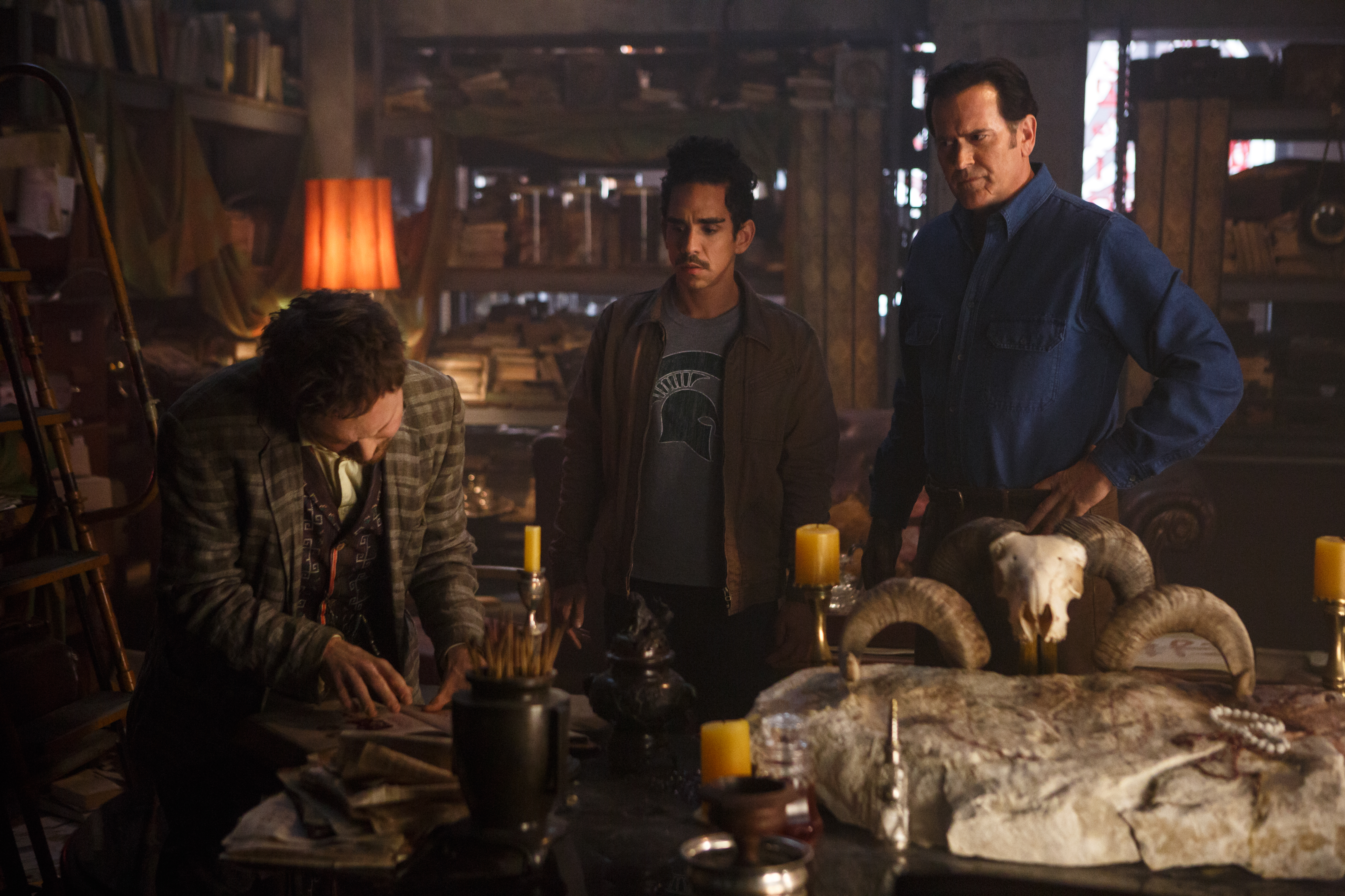 Ash vs Evil Dead - Ash vs Evil Dead 30 yılın ardından Deadite’ler, Ash’i bulmuş ve daha önce dünyayı kötülük ile ele geçirme planlarını durduran bu adamdan intikam almak istemektedirler. Ash, ilerlemiş yaşına rağmen mücadeleyi elden bırakmaz.