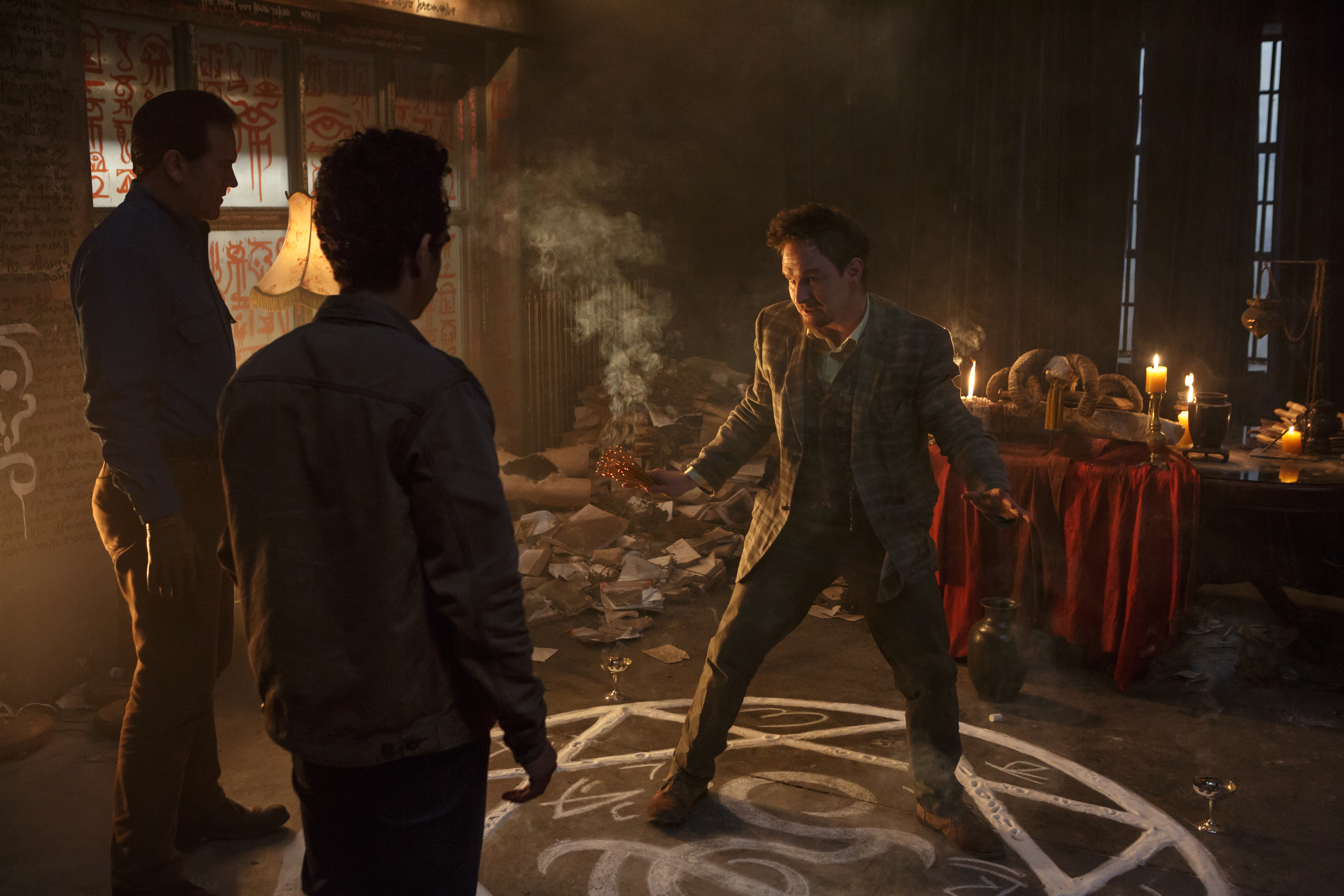 Ash vs Evil Dead - Ash vs Evil Dead 30 yılın ardından Deadite’ler, Ash’i bulmuş ve daha önce dünyayı kötülük ile ele geçirme planlarını durduran bu adamdan intikam almak istemektedirler. Ash, ilerlemiş yaşına rağmen mücadeleyi elden bırakmaz.