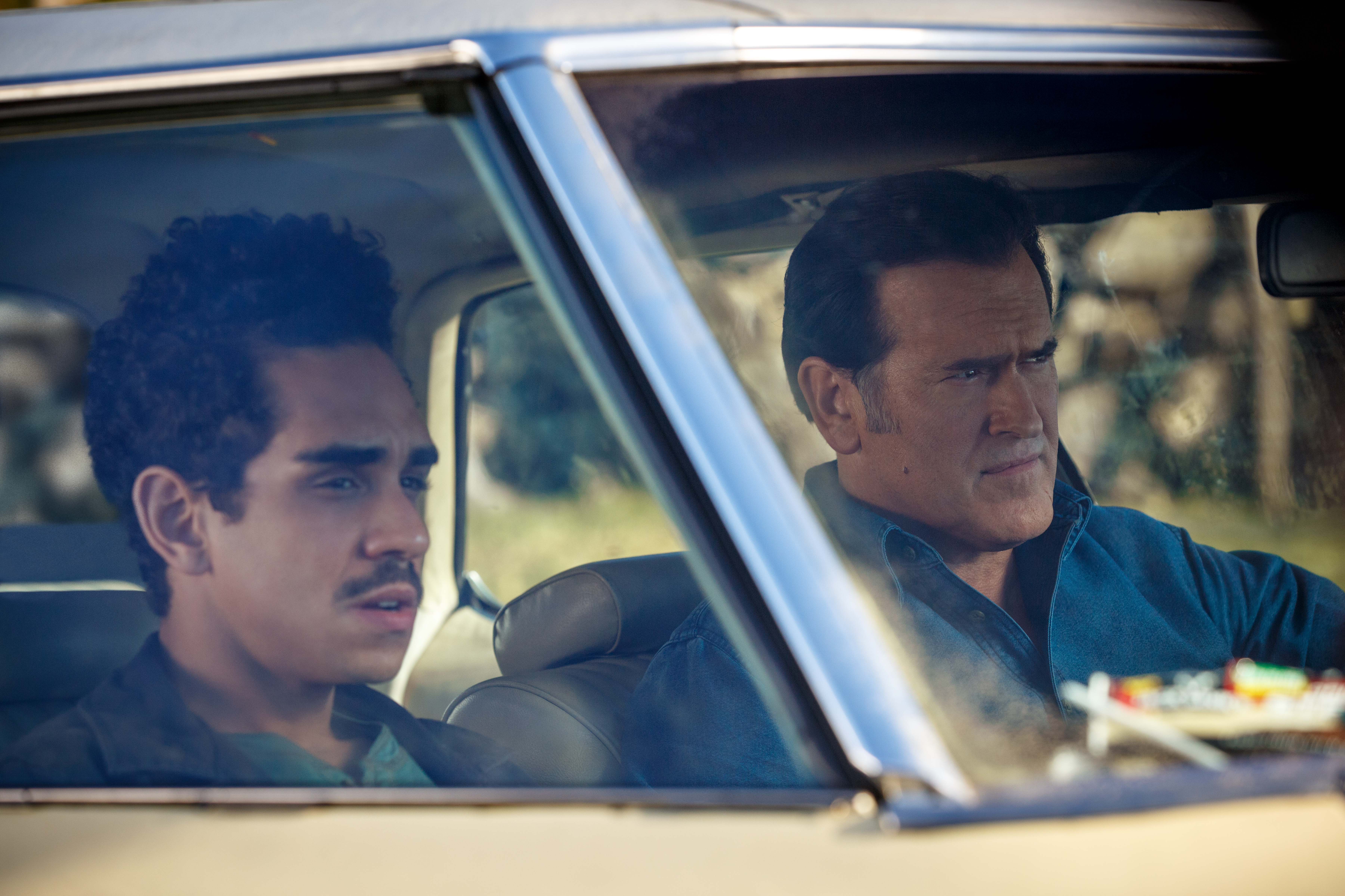Ash vs Evil Dead - Ash vs Evil Dead 30 yılın ardından Deadite’ler, Ash’i bulmuş ve daha önce dünyayı kötülük ile ele geçirme planlarını durduran bu adamdan intikam almak istemektedirler. Ash, ilerlemiş yaşına rağmen mücadeleyi elden bırakmaz.