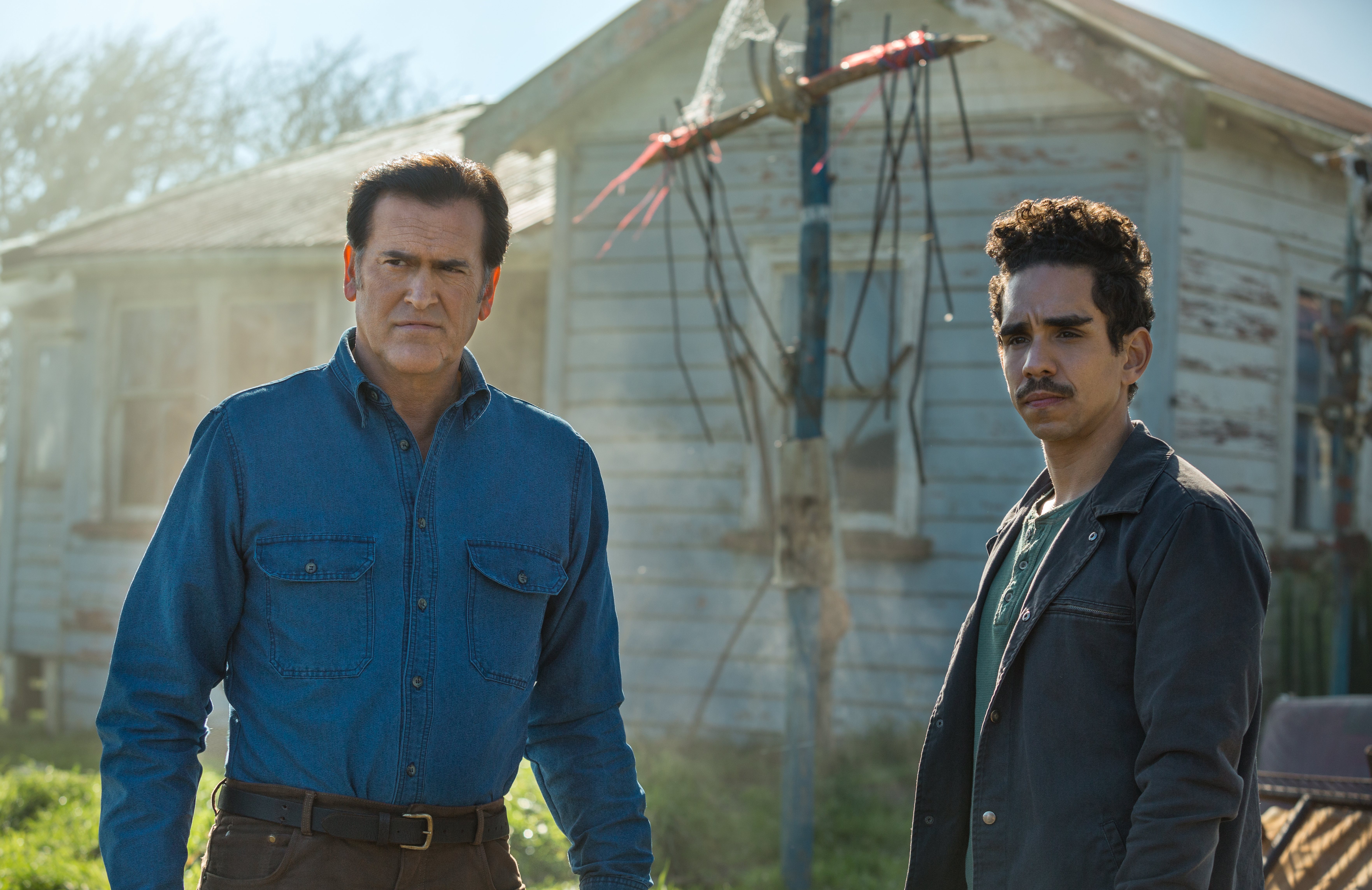 Ash vs Evil Dead - Ash vs Evil Dead 30 yılın ardından Deadite’ler, Ash’i bulmuş ve daha önce dünyayı kötülük ile ele geçirme planlarını durduran bu adamdan intikam almak istemektedirler. Ash, ilerlemiş yaşına rağmen mücadeleyi elden bırakmaz.