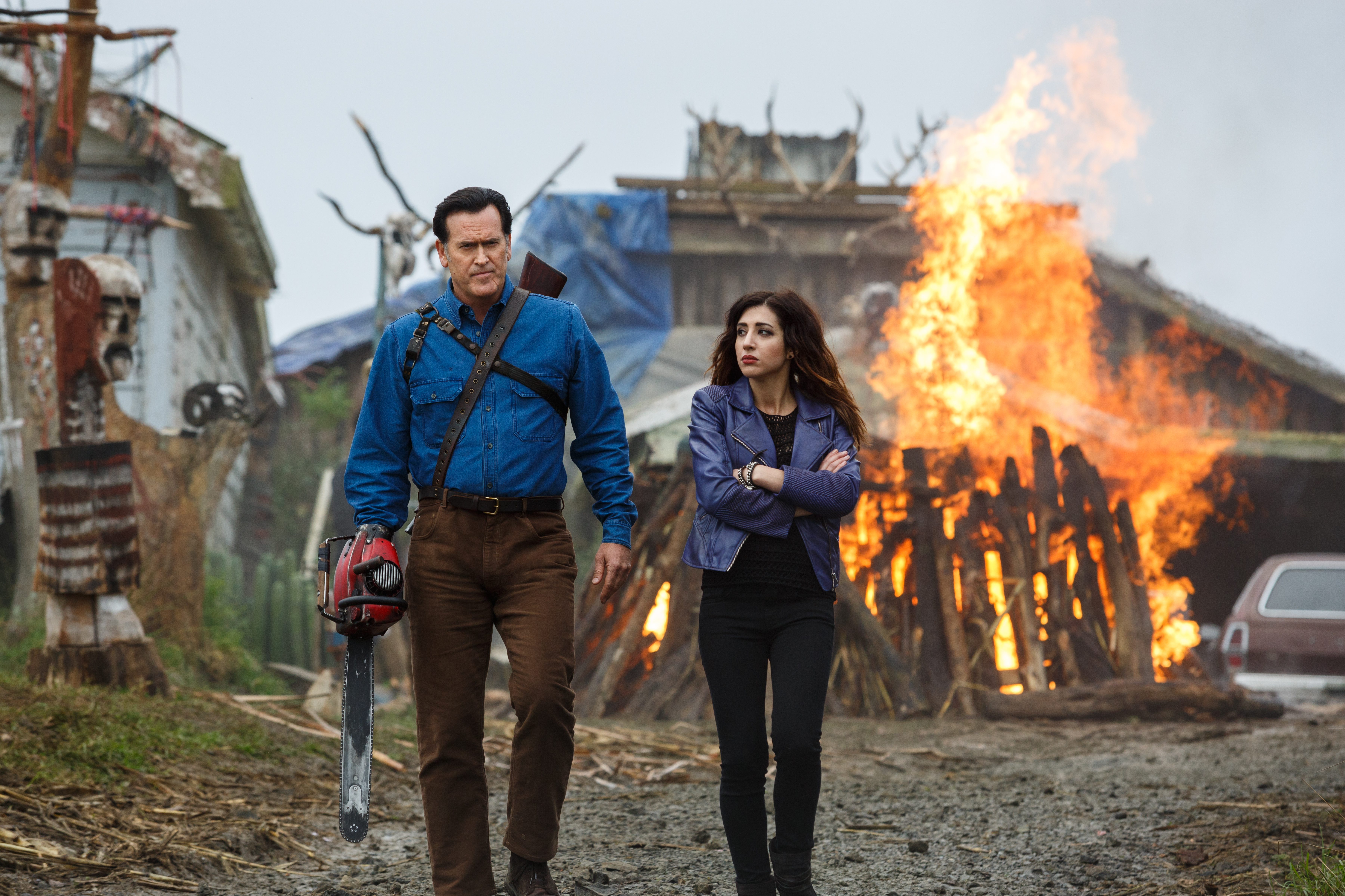Ash vs Evil Dead - Ash vs Evil Dead 30 yılın ardından Deadite’ler, Ash’i bulmuş ve daha önce dünyayı kötülük ile ele geçirme planlarını durduran bu adamdan intikam almak istemektedirler. Ash, ilerlemiş yaşına rağmen mücadeleyi elden bırakmaz.
