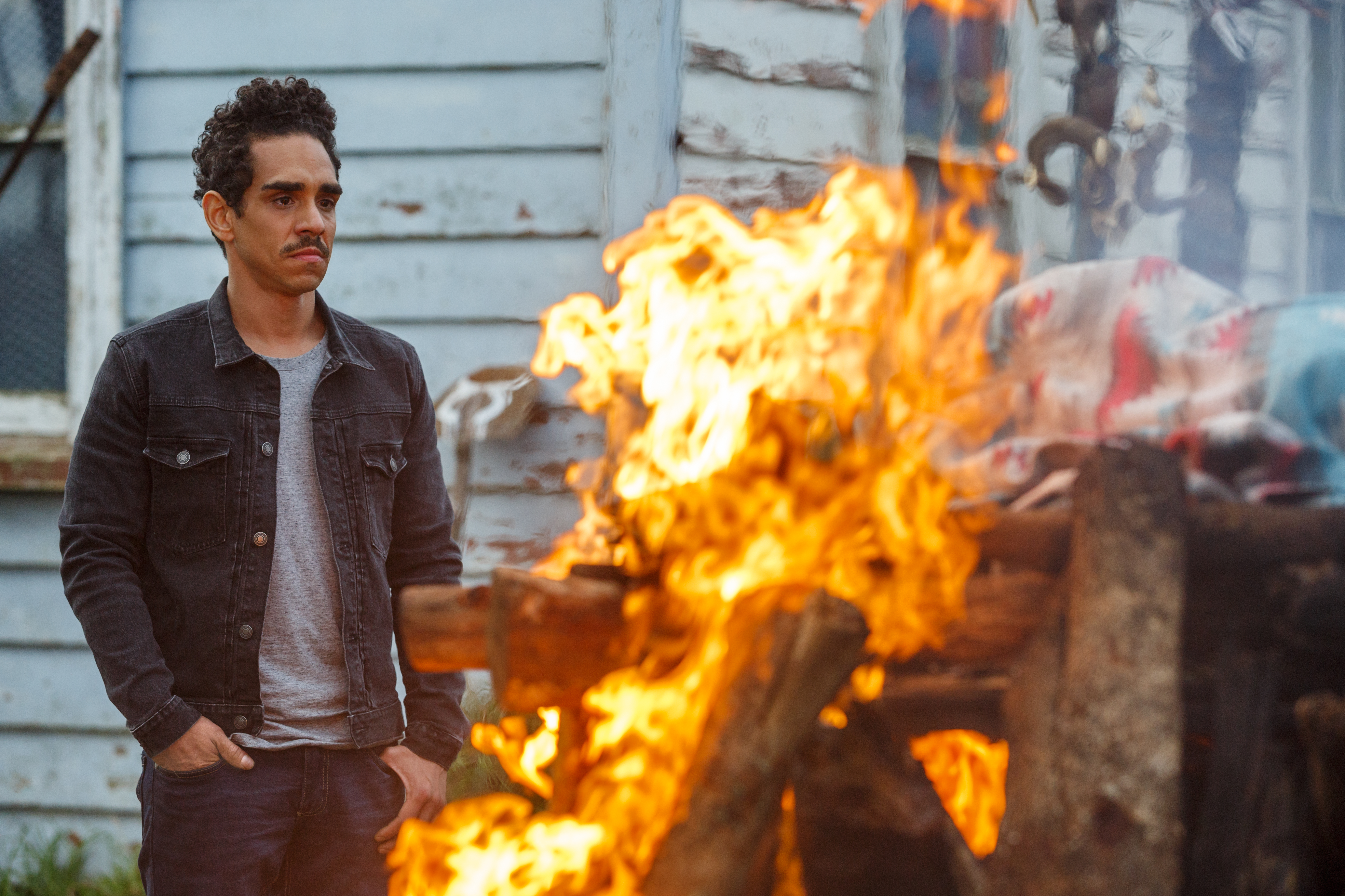 Ash vs Evil Dead - Ash vs Evil Dead 30 yılın ardından Deadite’ler, Ash’i bulmuş ve daha önce dünyayı kötülük ile ele geçirme planlarını durduran bu adamdan intikam almak istemektedirler. Ash, ilerlemiş yaşına rağmen mücadeleyi elden bırakmaz.