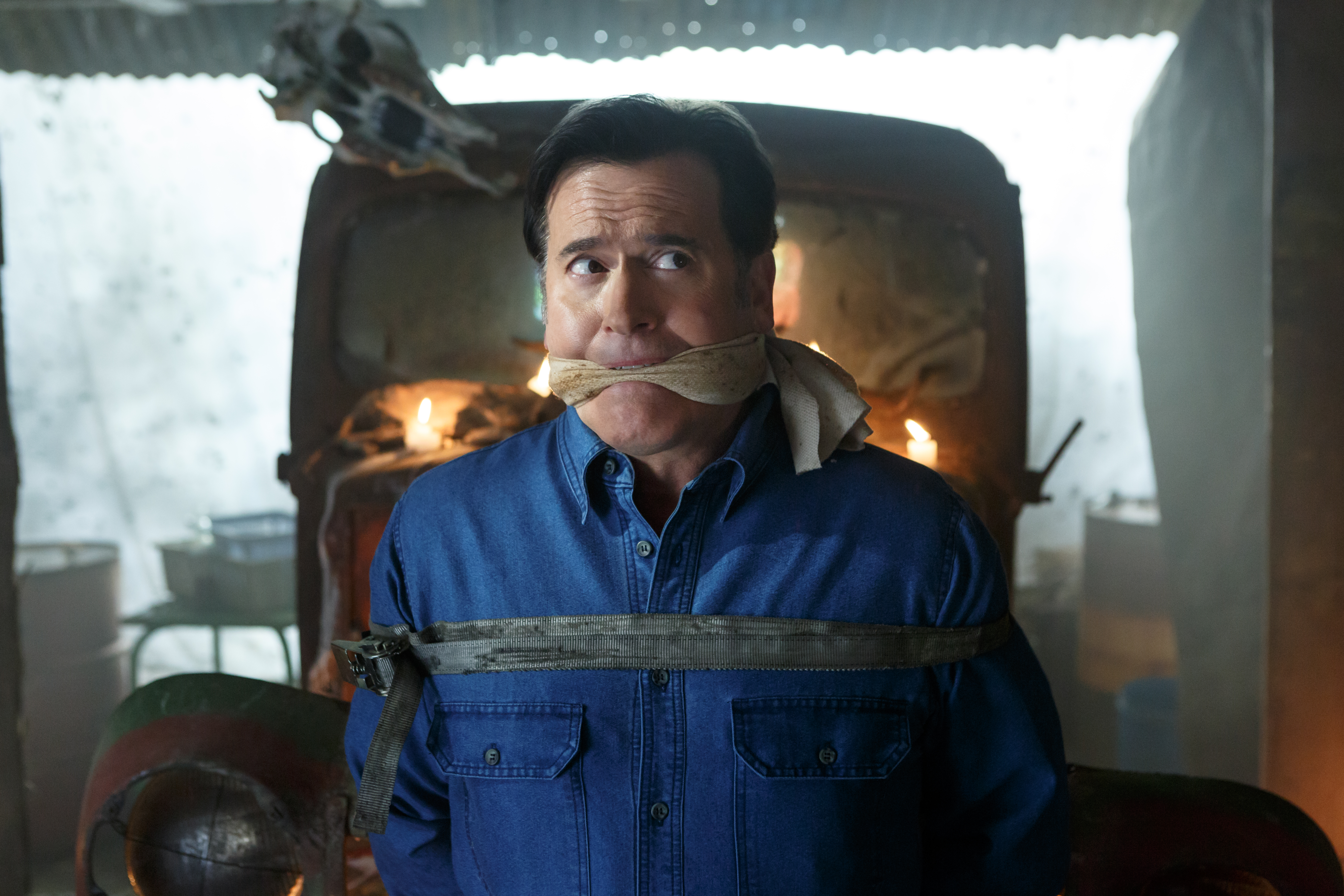 Ash vs Evil Dead - Ash vs Evil Dead 30 yılın ardından Deadite’ler, Ash’i bulmuş ve daha önce dünyayı kötülük ile ele geçirme planlarını durduran bu adamdan intikam almak istemektedirler. Ash, ilerlemiş yaşına rağmen mücadeleyi elden bırakmaz.