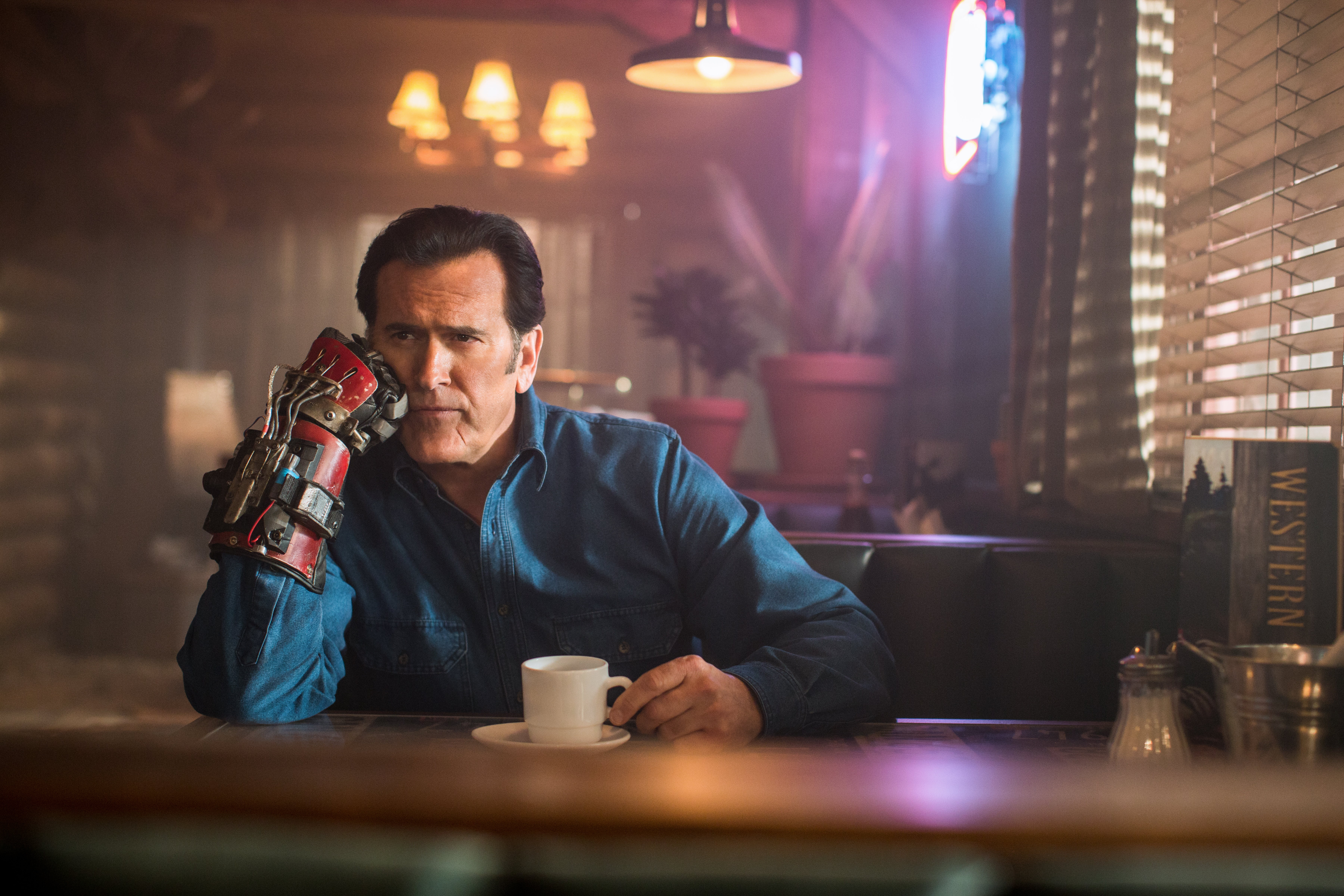 Ash vs Evil Dead - Ash vs Evil Dead 30 yılın ardından Deadite’ler, Ash’i bulmuş ve daha önce dünyayı kötülük ile ele geçirme planlarını durduran bu adamdan intikam almak istemektedirler. Ash, ilerlemiş yaşına rağmen mücadeleyi elden bırakmaz.