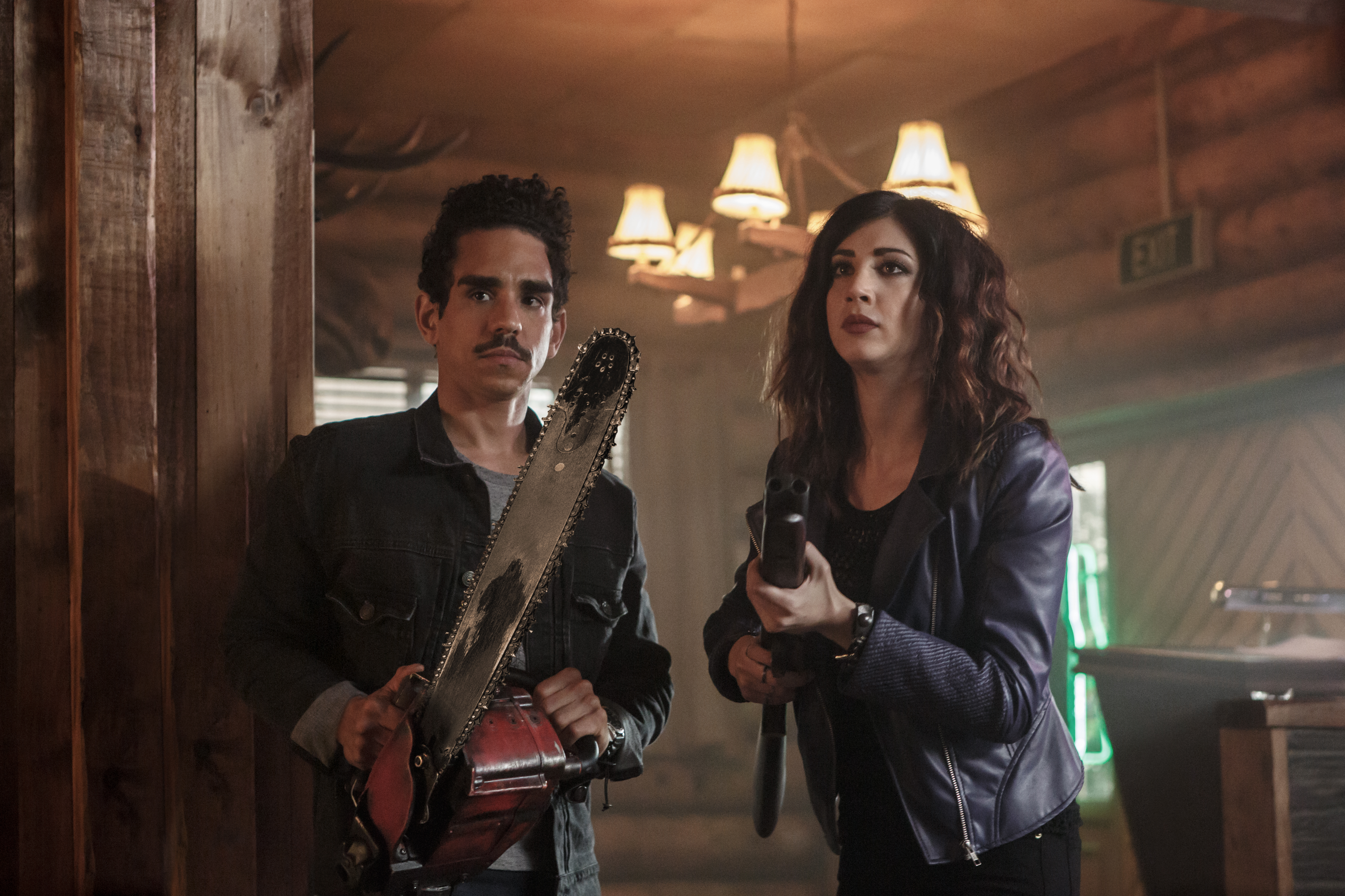 Ash vs Evil Dead - Ash vs Evil Dead 30 yılın ardından Deadite’ler, Ash’i bulmuş ve daha önce dünyayı kötülük ile ele geçirme planlarını durduran bu adamdan intikam almak istemektedirler. Ash, ilerlemiş yaşına rağmen mücadeleyi elden bırakmaz.