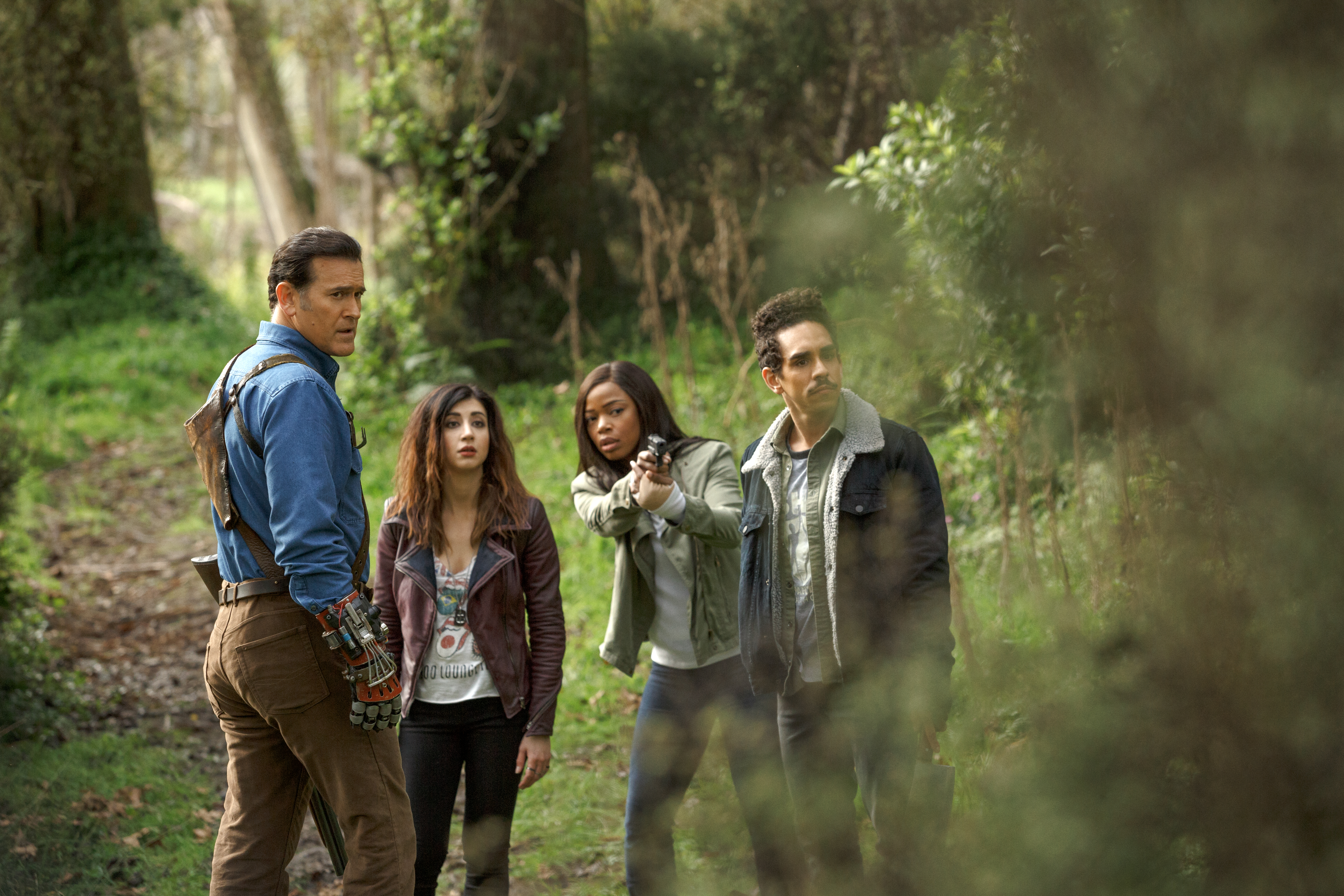 Ash vs Evil Dead - Ash vs Evil Dead 30 yılın ardından Deadite’ler, Ash’i bulmuş ve daha önce dünyayı kötülük ile ele geçirme planlarını durduran bu adamdan intikam almak istemektedirler. Ash, ilerlemiş yaşına rağmen mücadeleyi elden bırakmaz.