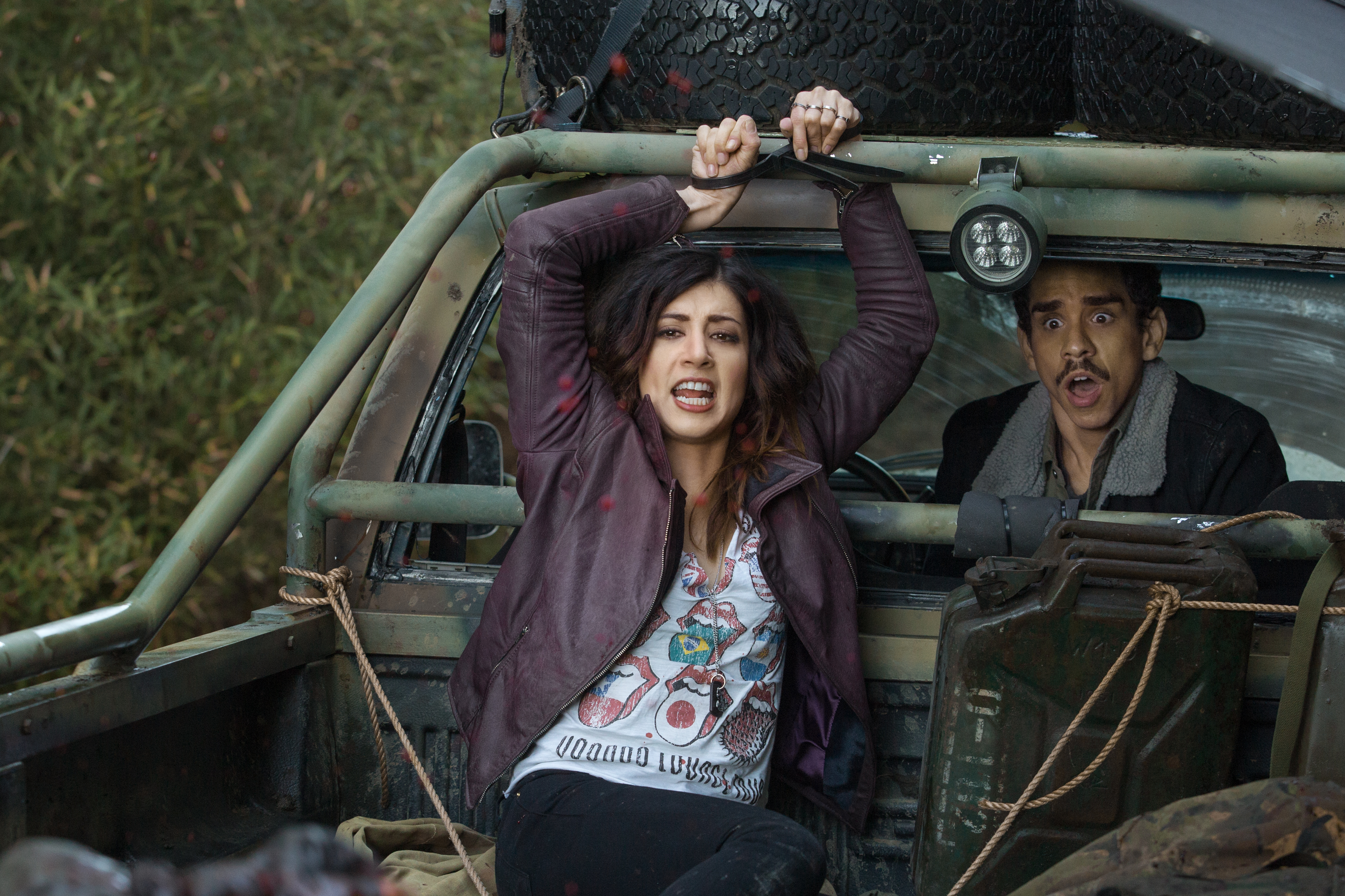 Ash vs Evil Dead - Ash vs Evil Dead 30 yılın ardından Deadite’ler, Ash’i bulmuş ve daha önce dünyayı kötülük ile ele geçirme planlarını durduran bu adamdan intikam almak istemektedirler. Ash, ilerlemiş yaşına rağmen mücadeleyi elden bırakmaz.
