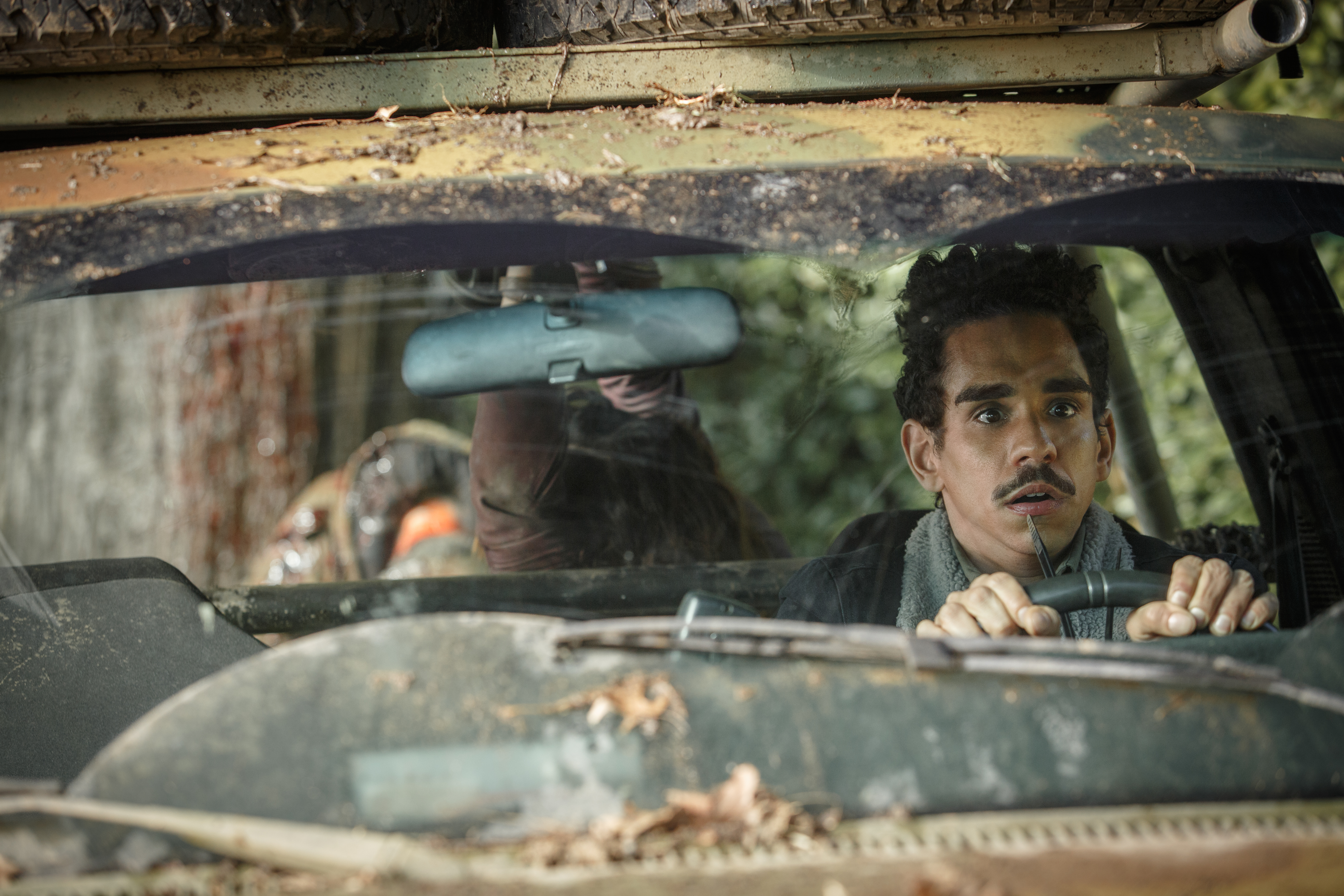 Ash vs Evil Dead - Ash vs Evil Dead 30 yılın ardından Deadite’ler, Ash’i bulmuş ve daha önce dünyayı kötülük ile ele geçirme planlarını durduran bu adamdan intikam almak istemektedirler. Ash, ilerlemiş yaşına rağmen mücadeleyi elden bırakmaz.