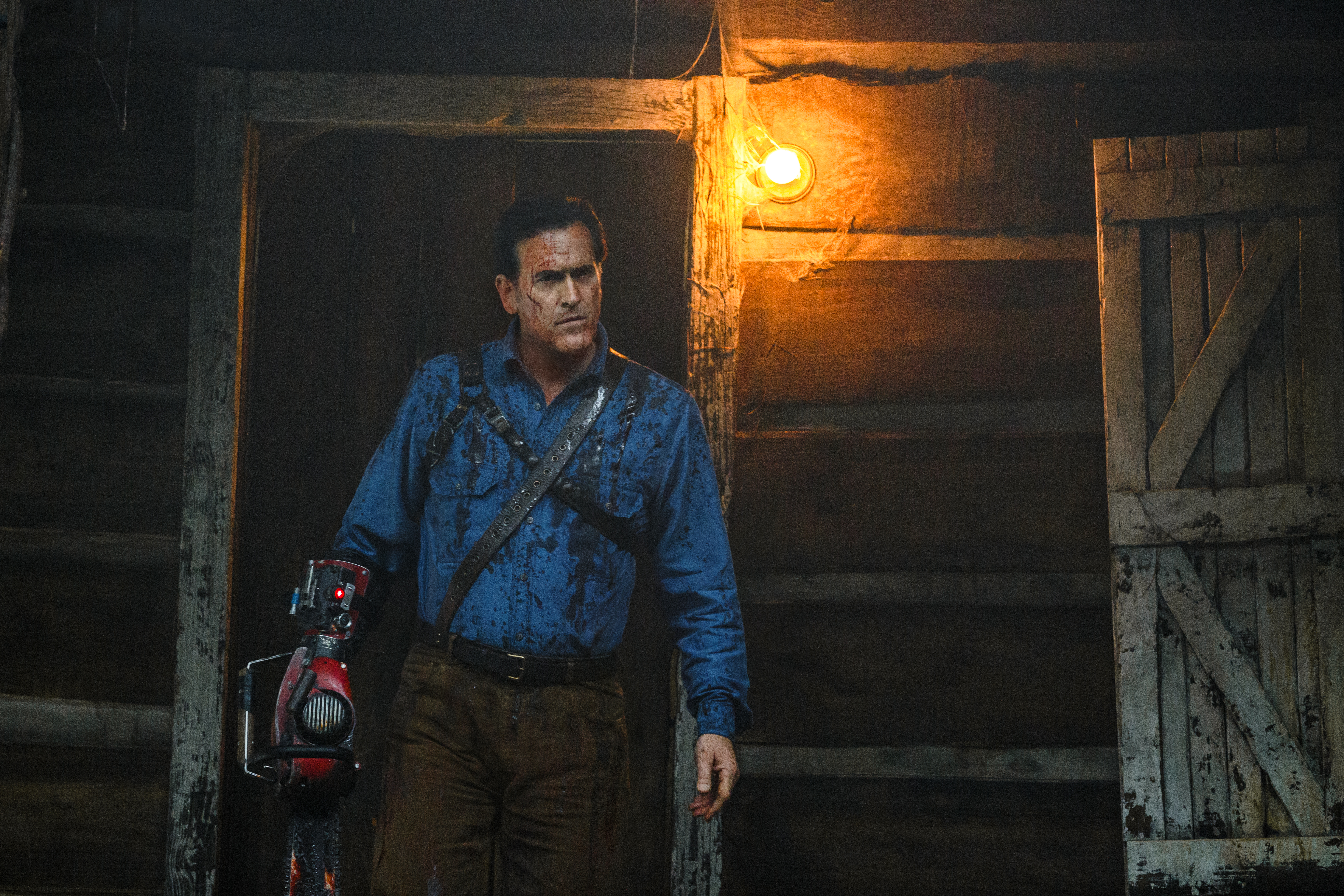 Ash vs Evil Dead - Ash vs Evil Dead 30 yılın ardından Deadite’ler, Ash’i bulmuş ve daha önce dünyayı kötülük ile ele geçirme planlarını durduran bu adamdan intikam almak istemektedirler. Ash, ilerlemiş yaşına rağmen mücadeleyi elden bırakmaz.