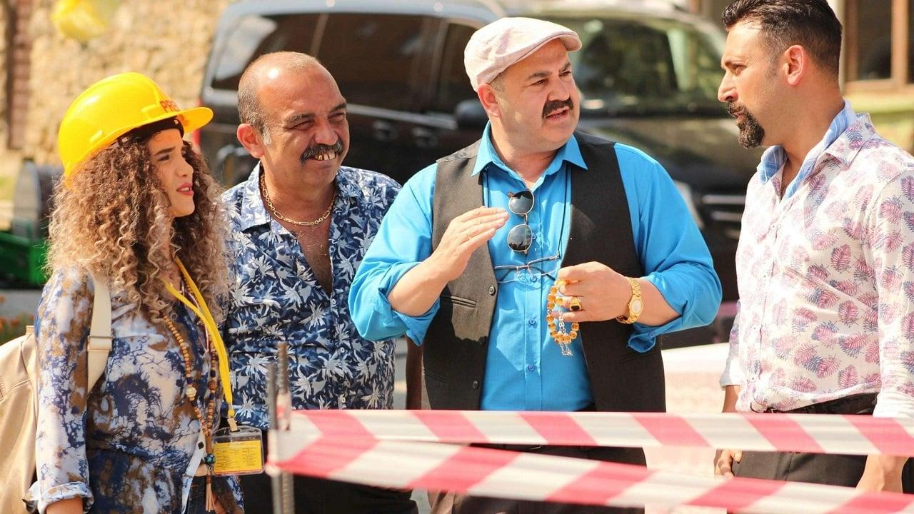GÖKTAŞI - GÖKTAŞI Trakya’da Günebakan köyünün en büyük problem kuraklıktır. Köylü bunun üzerine yağmur duasına çıkar. Ancak yağmur beklenirken gökten göktaşı yağmaya başlar. Birçok ülkeden ajanlar durumu incelemek üzere köye gelirler ve köylülerden göktaşlarını alabilmek için ciddi paralar öderler. Köyün muhtarı İsmet, bu durumu lehine çevirmek için birtakım kurnazlıklar yapar. Köylüler bir yandan ellerinde bulunan göktaşlarını satmaya uğraşırken bir yandan da muhtarla uğraşmak zorunda kalırlar.
