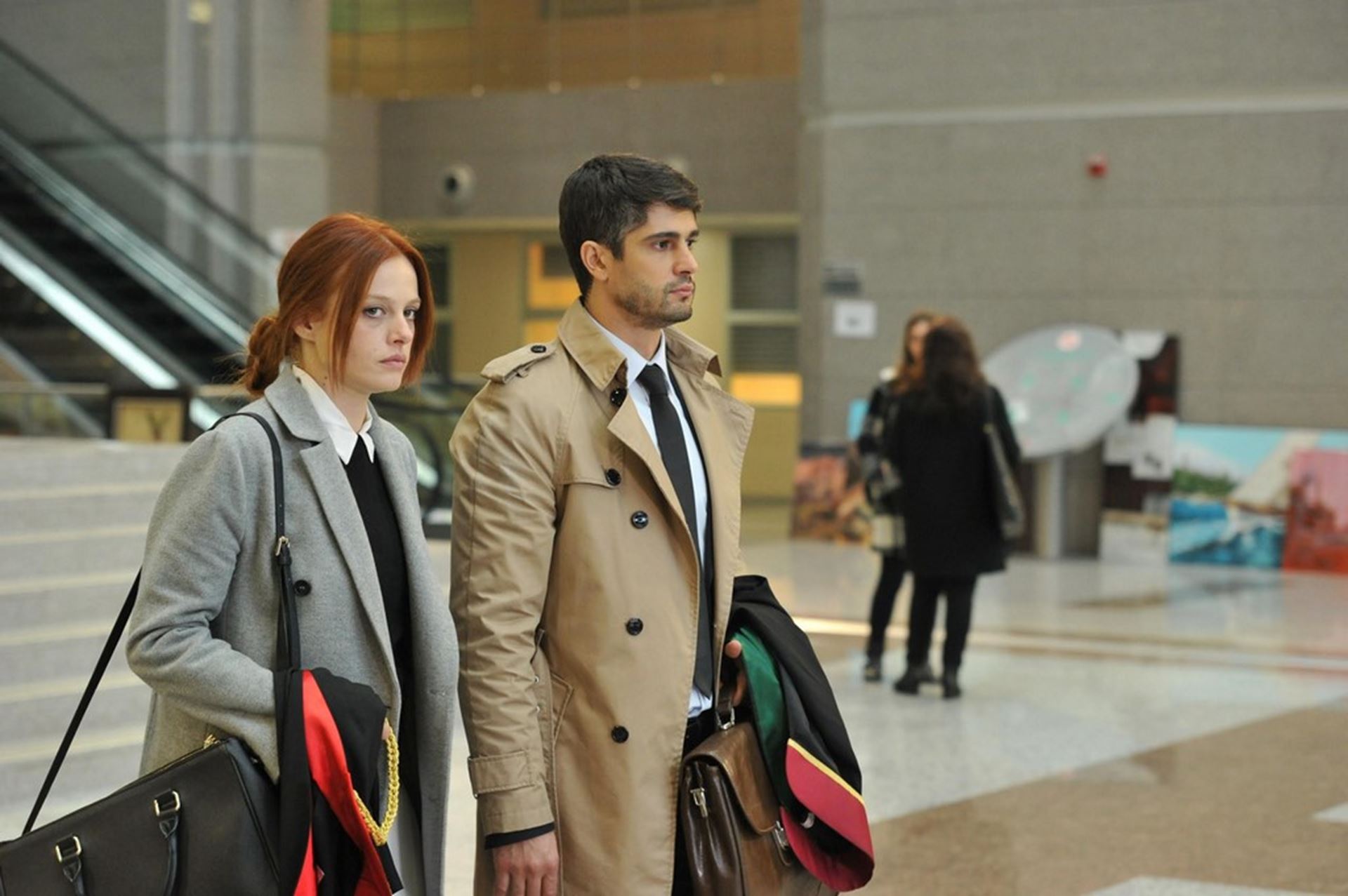 BİZİM HİKAYE - BİZİM HİKAYE 80 darbesinde gururu, itibarı zedelenen, inancı ve düşüncesi ne olursa olsun haksız yere hüküm giyen insanların, darbe sonrasında hayata tutunma çabalarını beyaz perdeye taşıyan film, o günlerden bu günlere kadar uzanan bir mücadeleyi, hiçbir şekilde bağlarını kopartmayan fedakar bir aile aracılığıyla bizlere aktarıyor…