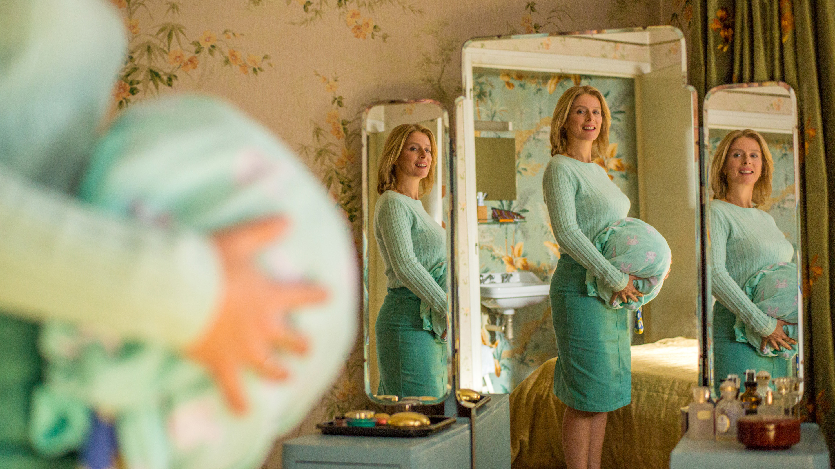 A BUN IN THE OVEN - DAVETSİZ MİSAFİR Komedyen Karin Viard, menopoza girmeyi beklerken hamile olduğunu öğrenen 49 yaşındaki Nicole'ün komik hikayesinde başrolde.