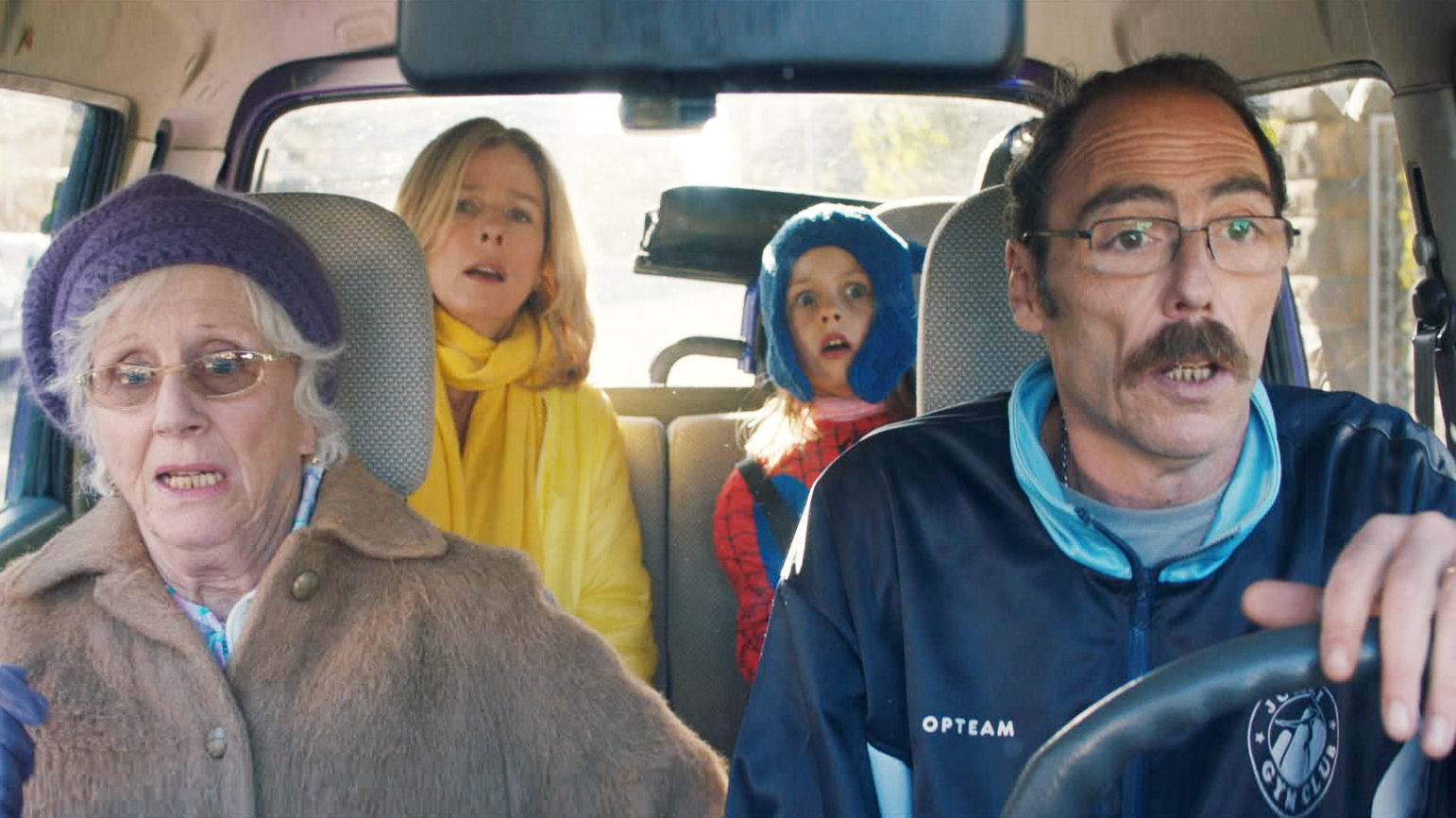 A BUN IN THE OVEN - DAVETSİZ MİSAFİR Komedyen Karin Viard, menopoza girmeyi beklerken hamile olduğunu öğrenen 49 yaşındaki Nicole'ün komik hikayesinde başrolde.