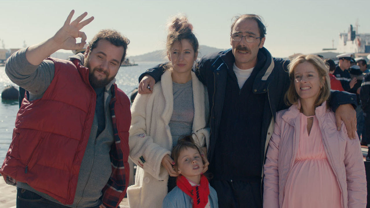 A BUN IN THE OVEN - DAVETSİZ MİSAFİR Komedyen Karin Viard, menopoza girmeyi beklerken hamile olduğunu öğrenen 49 yaşındaki Nicole'ün komik hikayesinde başrolde.