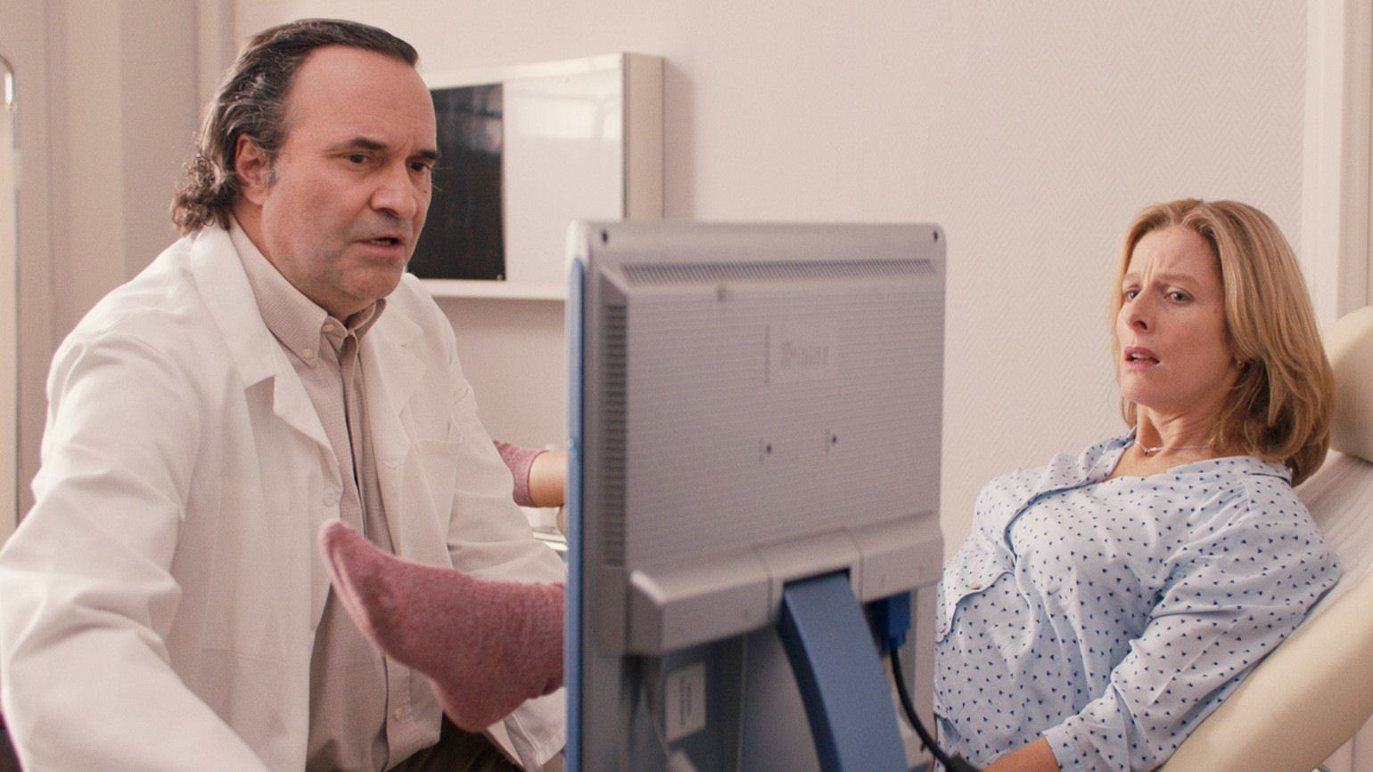 A BUN IN THE OVEN - DAVETSİZ MİSAFİR Komedyen Karin Viard, menopoza girmeyi beklerken hamile olduğunu öğrenen 49 yaşındaki Nicole'ün komik hikayesinde başrolde.