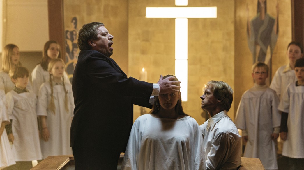 A CONSPIRACY OF FAITH - İNANCIN TUZAĞI Jutland yakınlarında, denizde bir şişe içinde not bulunur. Bu, çok uzun zaman önce okyanusa bırakılan bir nottur ve sıradan biri tarafından anlaşılmas
