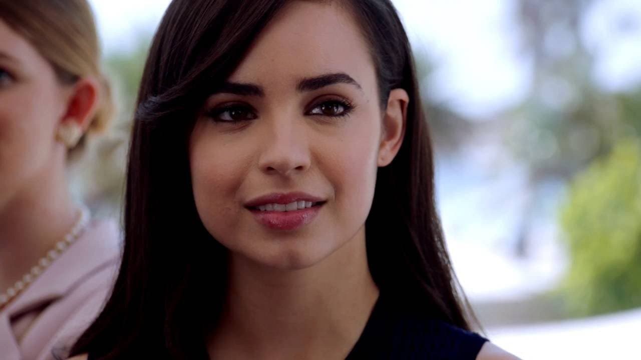 A CINDERELLA STORY: IF THE SHOE FITS - BİR KÜLKEDİSİ MASALI: AYAKKABI UYARSA Modern zamana uyarlanan masalda acımasız bir üvey annenin asistanlığını yapan, güzel şarkı söyleyen ve aynı zamanda yetenekli bir dansçı olan Bella’nın hayatına tanık oluyoruz. Ünlü bir plak şirketinden teklif alan Bella, bu fırsatı değerlendirmek için  ailesiyle mücadele etmek zorundadır.