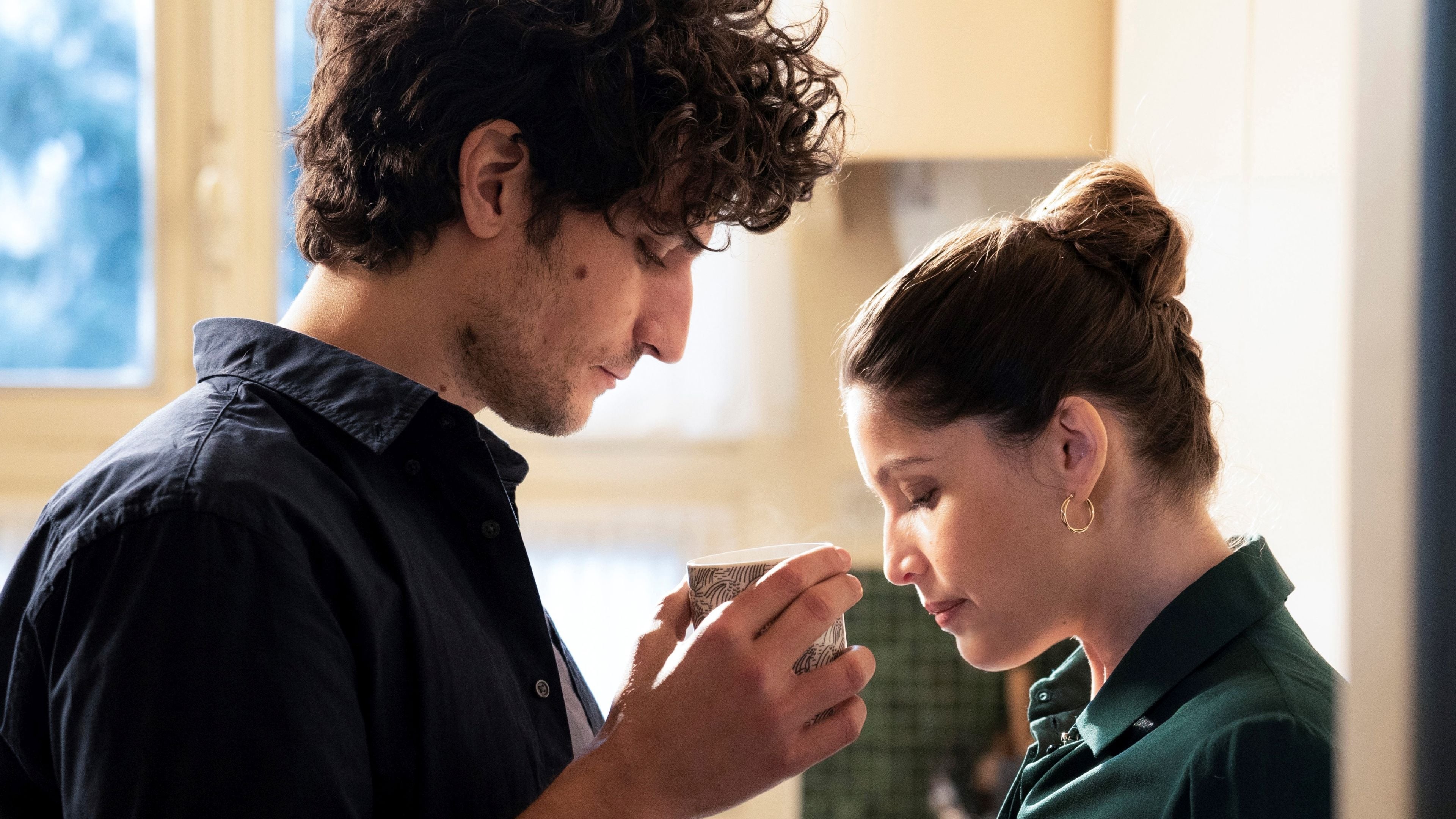 A FAITHFUL MAN - SADIK BİR ADAM Marianne ve Abel, uzun süredir birlikte olan bir çiftir. Ancak bir gün Marianne, Abel'i terk eder. Üstelik uğruna sevgilisini terk ettiği adam, Abel'in en yakın arkadaşlarından biridir. Eski sevgililer, ayrılıklarının üzerinden geçen sekiz yılın ardından Marianne'in sevgilisi Paul'ün cenazesinde yeniden bir araya gelir. Bu karşılaşmanın ardından Marianne ile yeniden birlikte olmak istediğini anlayan Abel, bunun için bir şeyler yapmaya karar verir. Ancak bu sefer önünde birçok engel vardır…