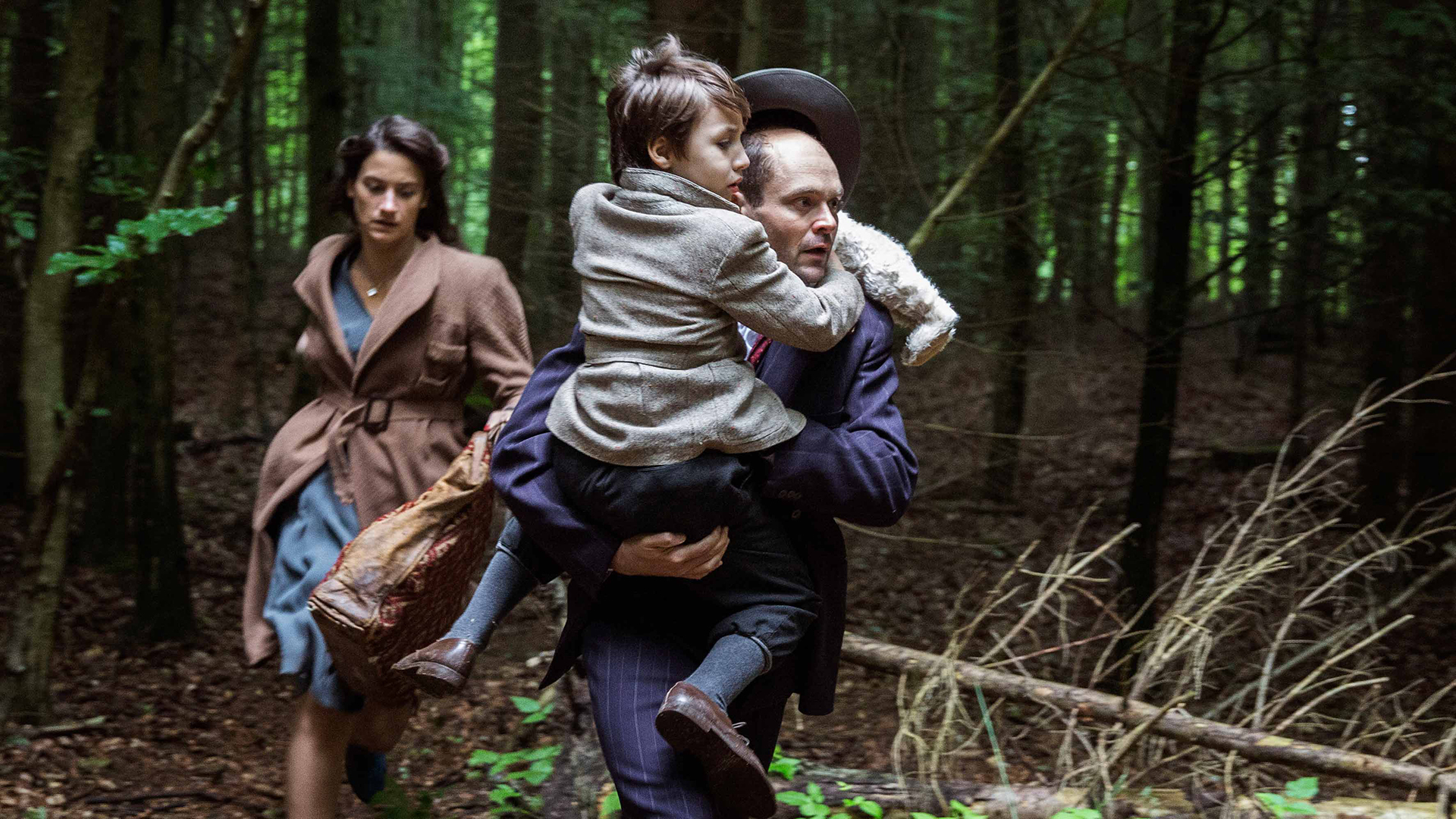 ACROSS THE WATERS - ÖZGÜRLÜK UĞRUNA Sene 1943… Almanlar, Yahudi Danimarkalı’ların peşindedir. Danimarkalı müzisyen Arne Itkin, karısı ve 5 yaşındaki kızı ile birlikte geç olmadan İsveç’e