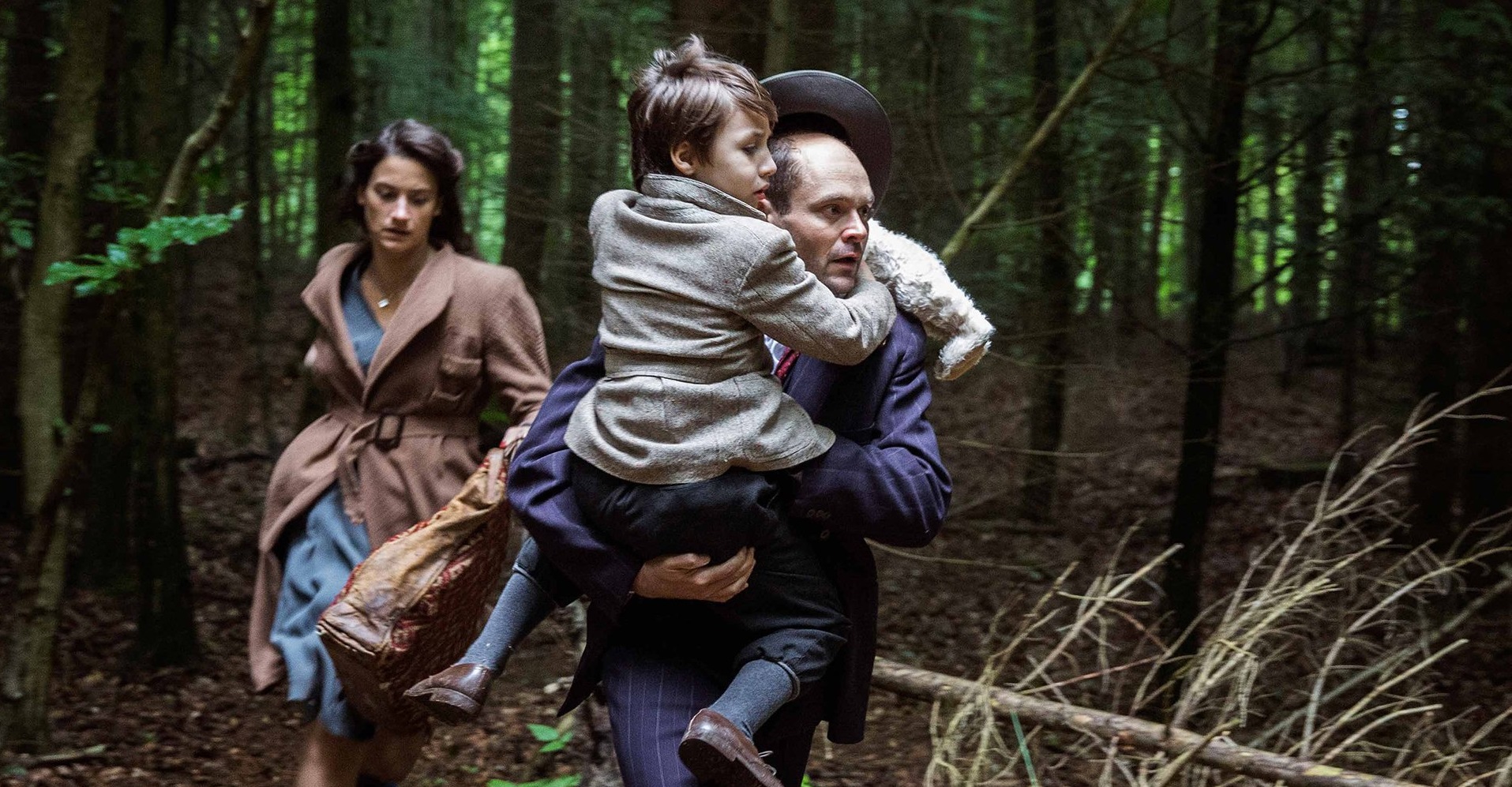 ACROSS THE WATERS - ÖZGÜRLÜK UĞRUNA Sene 1943… Almanlar, Yahudi Danimarkalı’ların peşindedir. Danimarkalı müzisyen Arne Itkin, karısı ve 5 yaşındaki kızı ile birlikte geç olmadan İsveç’e