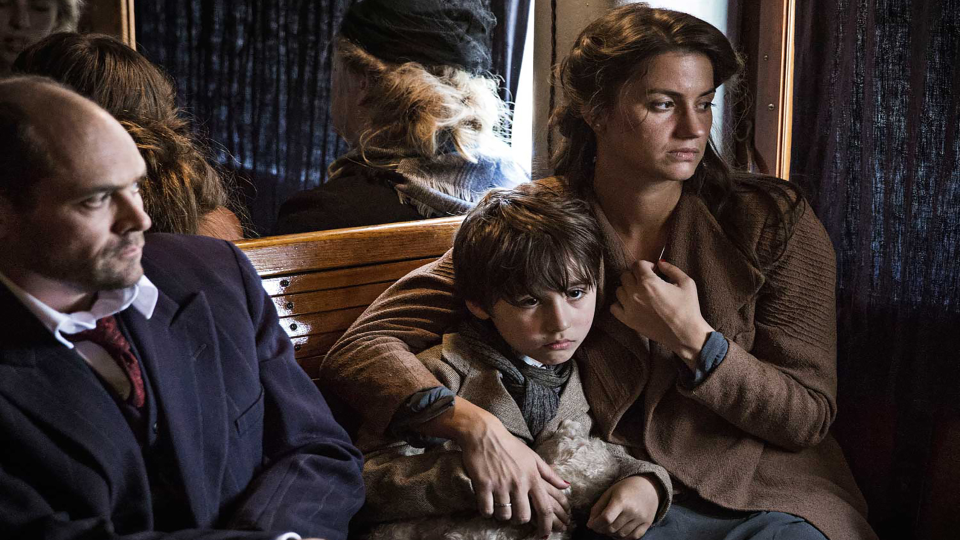 ACROSS THE WATERS - ÖZGÜRLÜK UĞRUNA Sene 1943… Almanlar, Yahudi Danimarkalı’ların peşindedir. Danimarkalı müzisyen Arne Itkin, karısı ve 5 yaşındaki kızı ile birlikte geç olmadan İsveç’e