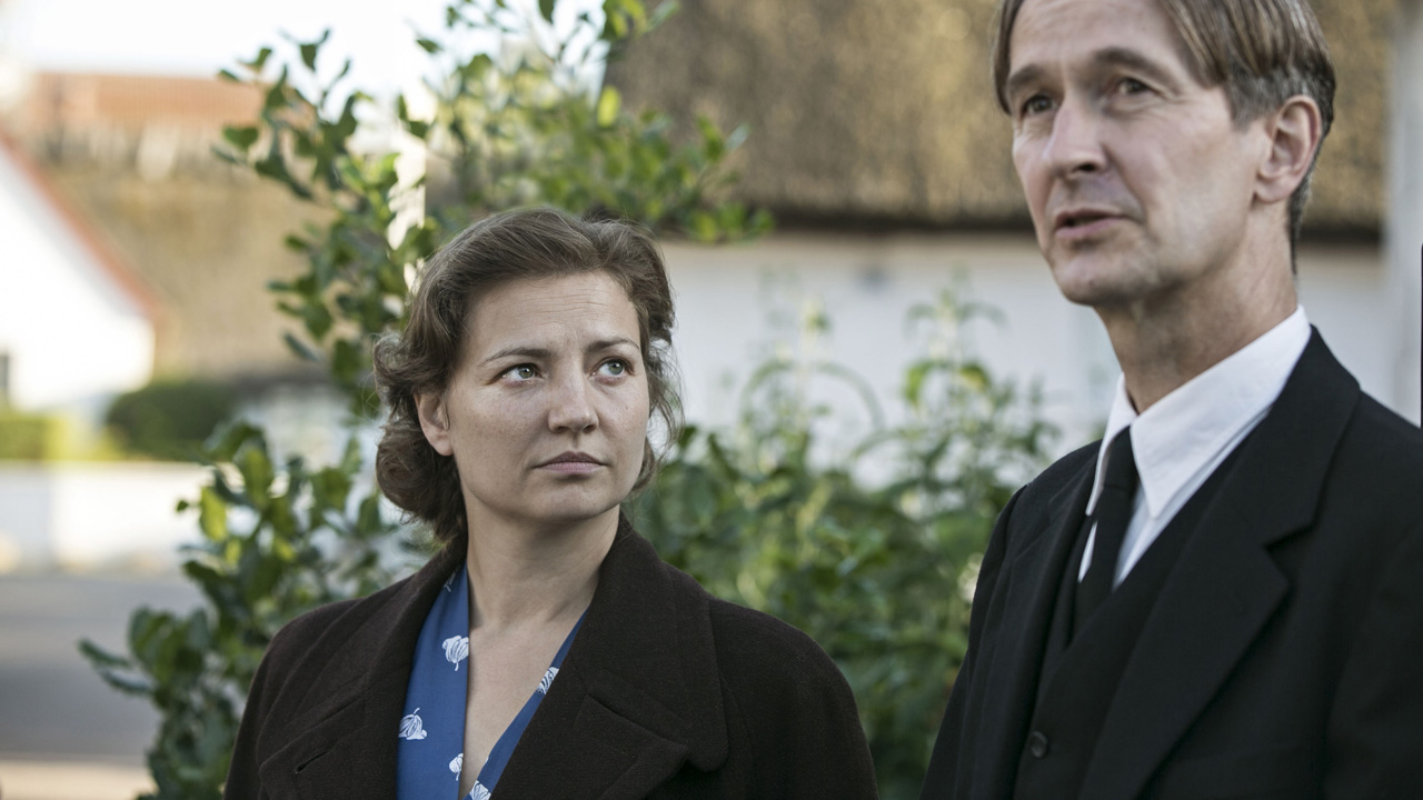 ACROSS THE WATERS - ÖZGÜRLÜK UĞRUNA Sene 1943… Almanlar, Yahudi Danimarkalı’ların peşindedir. Danimarkalı müzisyen Arne Itkin, karısı ve 5 yaşındaki kızı ile birlikte geç olmadan İsveç’e