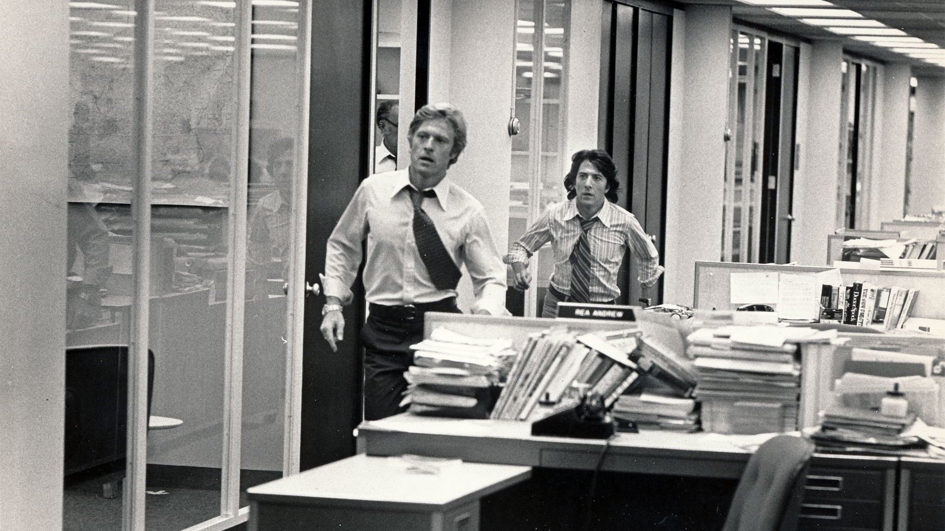 ALL THE PRESIDENT'S MEN - BAŞKANIN BÜTÜN ADAMLARI Başkan Nixon, Amerikan tarihinde istifaya zorlanmış ilk ve tek başkandır. Bu iddianın gerçekliğiyse Washington Post gazetesinde muhabirlik yapan Carl Bernstein ve Bob Woodward adlarında iki gözü pek gazetecinin, bir dedektif kalitesinde yürüttükleri takip sonucu ortaya çıkmıştır. Tarihe Watergate Skandalı olarak geçecek vakada ortaya çıkan şey; 17 Haziran 1972 tarihinde, başkanın mensubu olduğu partiden birkaç kişi, seçimi kazanması muhtemel olan rakip partinin merkezine gizlice girmiş ve içeri dinleme cihazı yerleştirmiştir. İki gazetecinin sıkı takibiyle olayın sorumlusunun, partinin en tepesinde bulunduğu gözler önüne serilir. Alan J. Pakula’ya ait bu film, aradan geçen yıllara rağmen gücünü fazlasıyla korumakla birlikte medyanın gücünü olumlu yönde kullandığında nasıl sonuçlar elde edildiğini gösteren çarpıcı bir yapımdır.