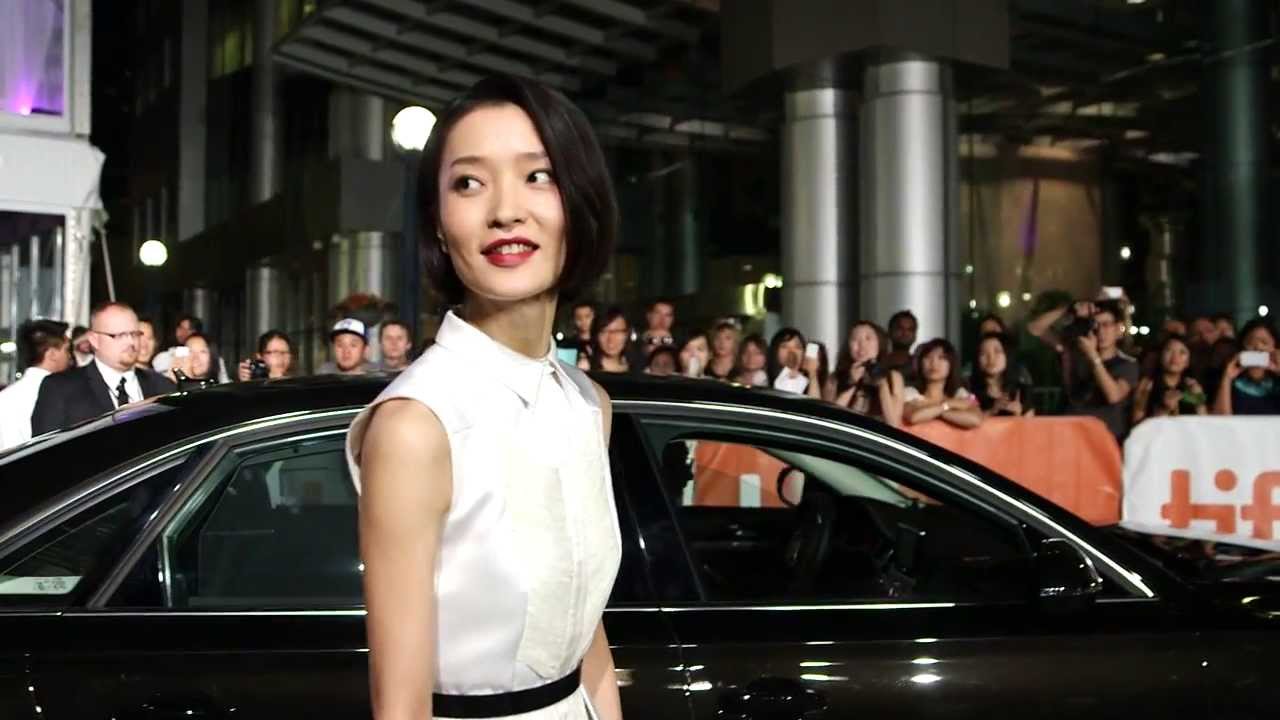 AMERICAN DREAMS IN CHINA - AMERİKAN RÜYASI 1980’lerde, taşralı Cheng, bohem Wang ve hırslı Meng, üniversitede tanışarak arkadaş olurlar. Amerika’da yaşama hayali kuran üç kafadar, lisans eğitimi için vize başvurusunda bulunurlar. Ancak aralarından sadece Meng Amerika vizesi alabilir. Çin’de kalan iki arkadaş İngilizce eğitim veren bir okul kurmaya karar verirler. Bir süre sonra hayallerinin karşılığını bulamayan Meng de Çin’e dönerek onlara destek olur ve işleri büyütmeye başlarlar.