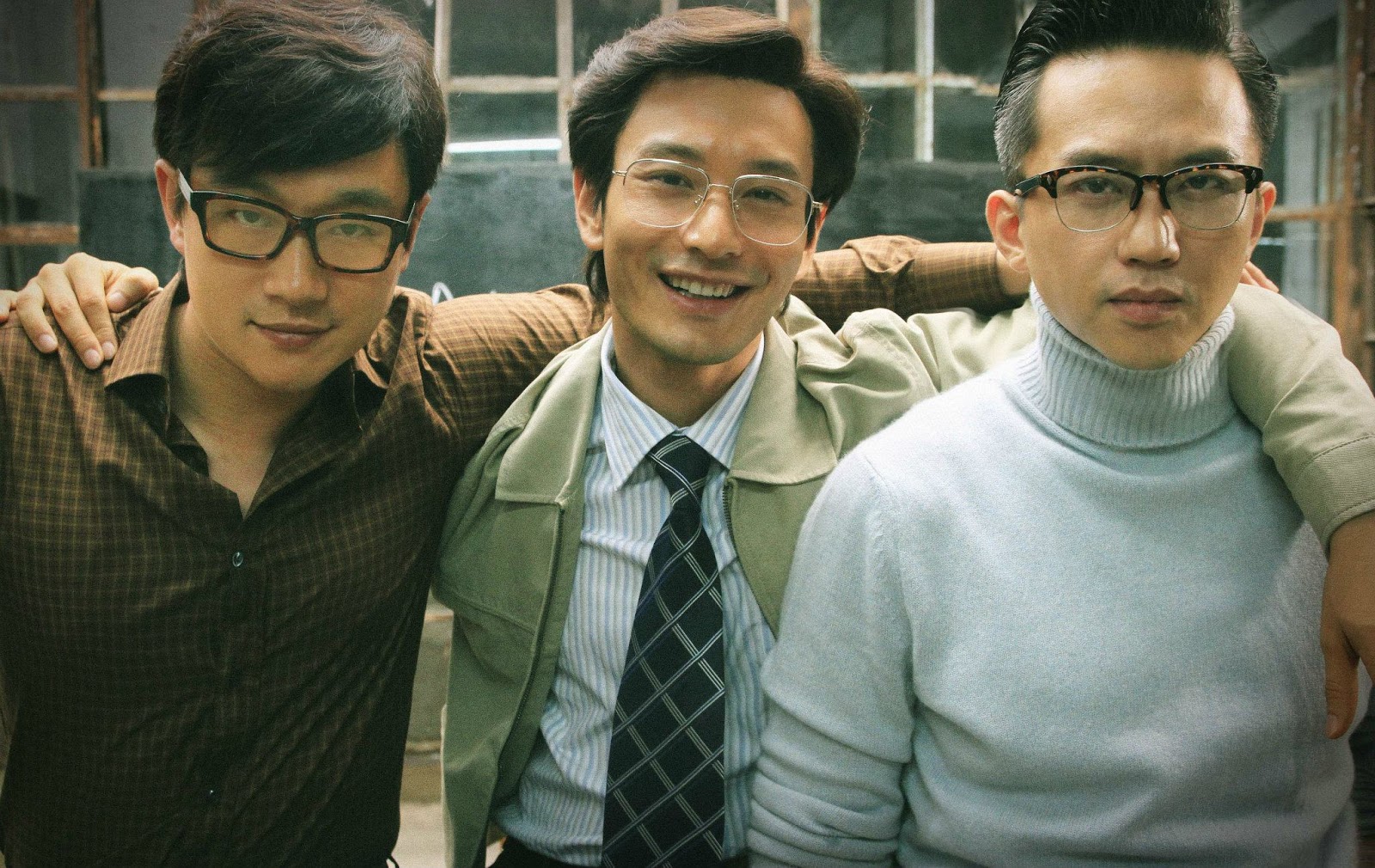 AMERICAN DREAMS IN CHINA - AMERİKAN RÜYASI 1980’lerde, taşralı Cheng, bohem Wang ve hırslı Meng, üniversitede tanışarak arkadaş olurlar. Amerika’da yaşama hayali kuran üç kafadar, lisans eğitimi için vize başvurusunda bulunurlar. Ancak aralarından sadece Meng Amerika vizesi alabilir. Çin’de kalan iki arkadaş İngilizce eğitim veren bir okul kurmaya karar verirler. Bir süre sonra hayallerinin karşılığını bulamayan Meng de Çin’e dönerek onlara destek olur ve işleri büyütmeye başlarlar.