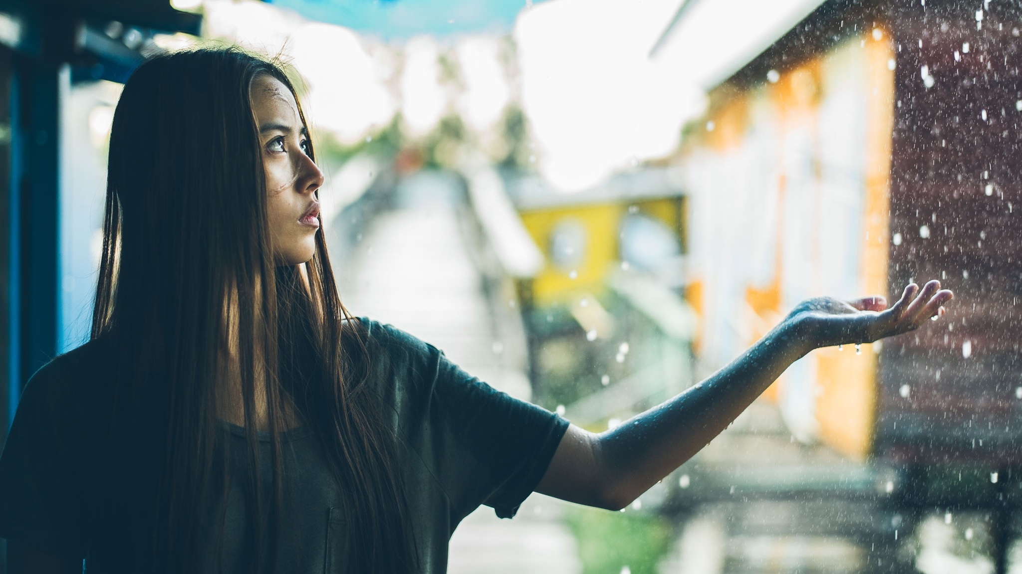 ANNA - ANNA Fotomuhabir olan Anna, Tayland’a giderek, insan kaçakçılığı üzerine bir haber yapmaya başlar. Ancak kendisi de bir çete tarafından kaçırılarak, roportaj yaptığı kadınlarla aynı işkencelere maruz kalır. Gözlerini Kanada’da bir hastanede açan Anna, geçmişe dair görüntüleri gözünün önünden silemez. Ruhunun huzur bulması için intikam almak zorunda hisseden genç kadın, bu kez çok daha tehlikeli bir görev için yola çıkar.