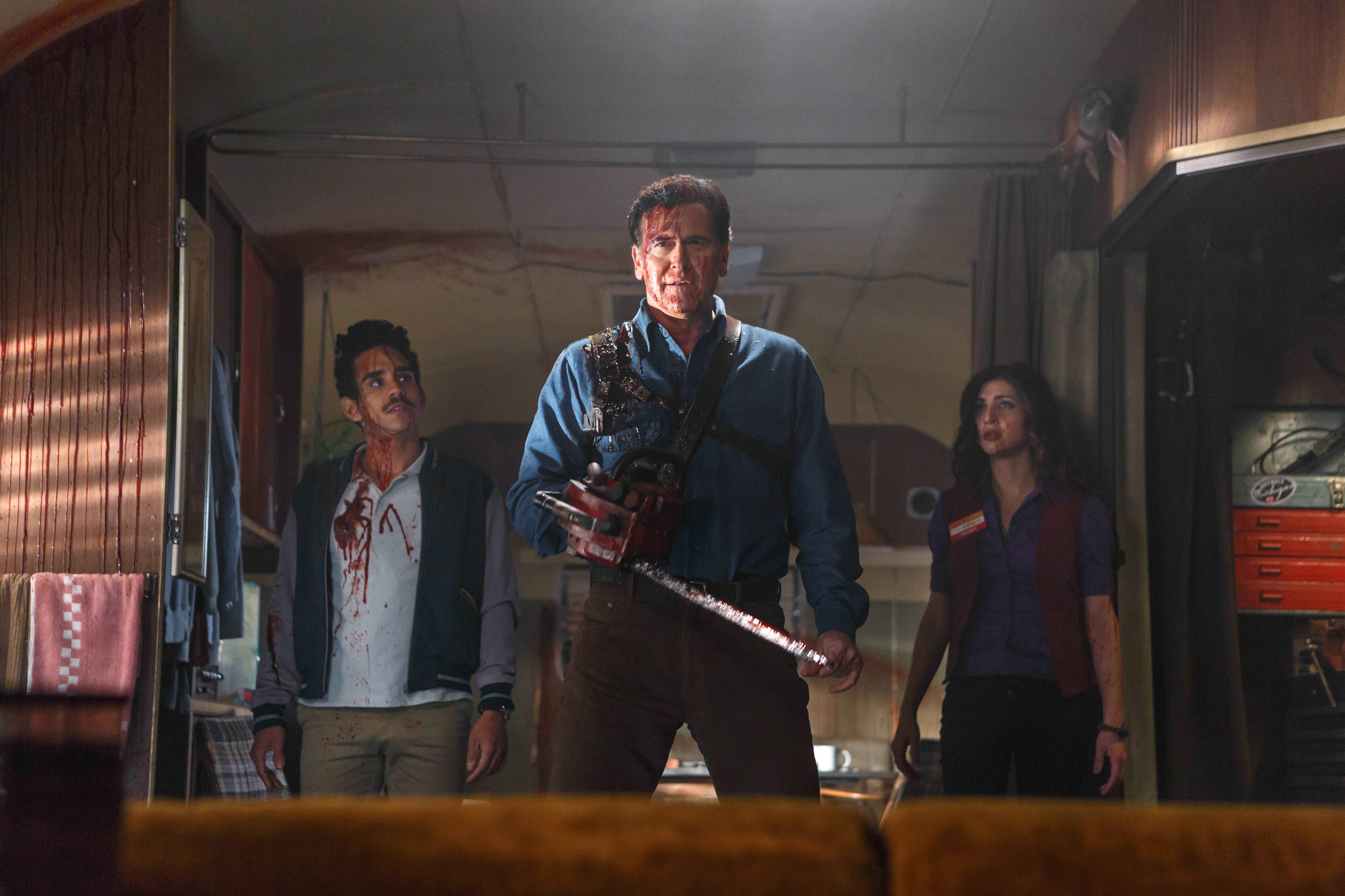 Ash vs Evil Dead - Ash vs Evil Dead 30 yılın ardından Deadite’ler, Ash’i bulmuş ve daha önce dünyayı kötülük ile ele geçirme planlarını durduran bu adamdan intikam almak istemektedirler. Ash, ilerlemiş yaşına rağmen mücadeleyi elden bırakmaz.