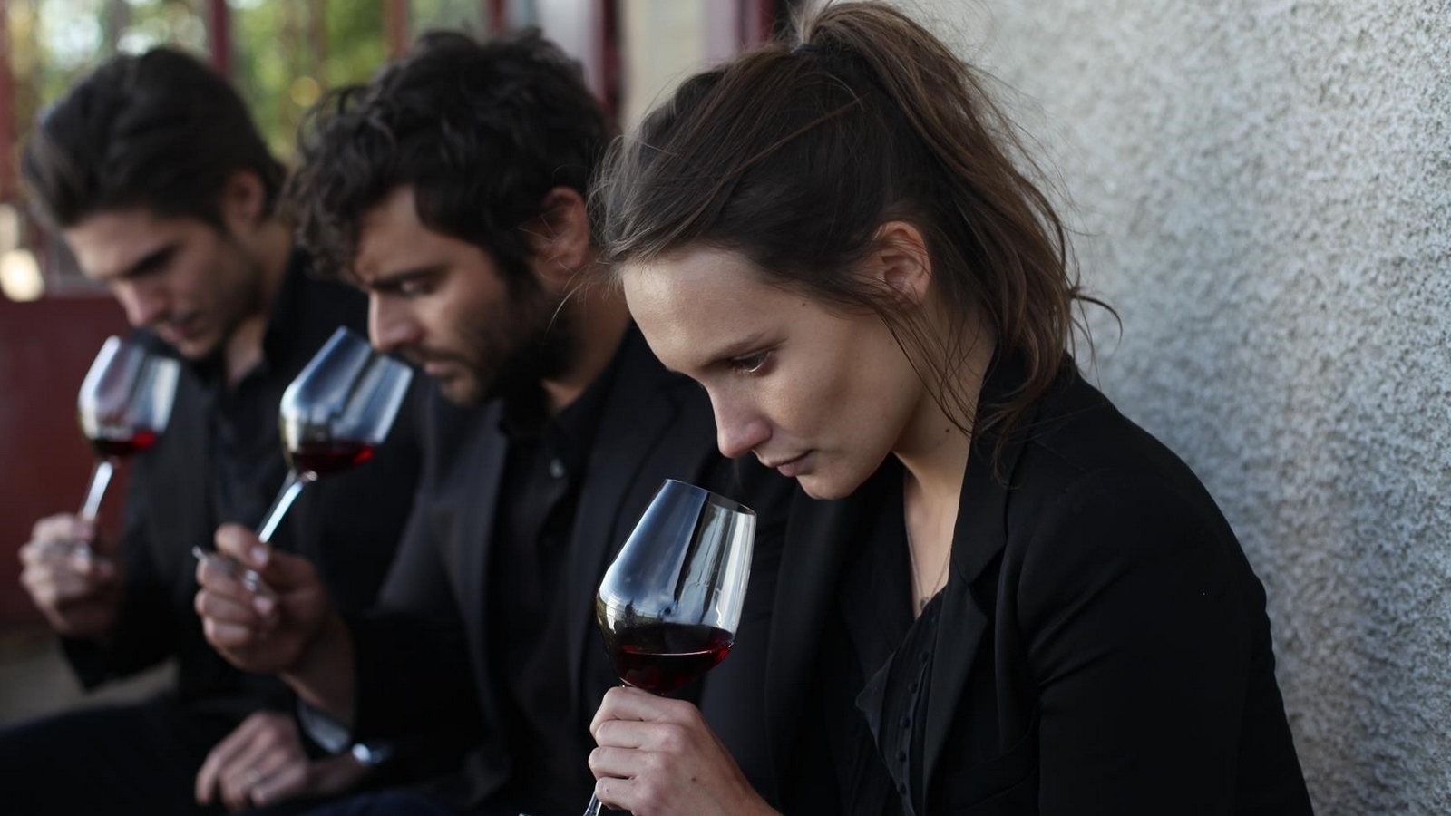 BACK TO BURGUNDY - AİLE BAĞI 10 yıl dünyayı dolaştıktan sonra Jean doğup büyüdüğü kasabaya geri döner. Babası hastalanmıştır. Kız kardeşi Juliette ve erkek kardeşi Jeremie ile de