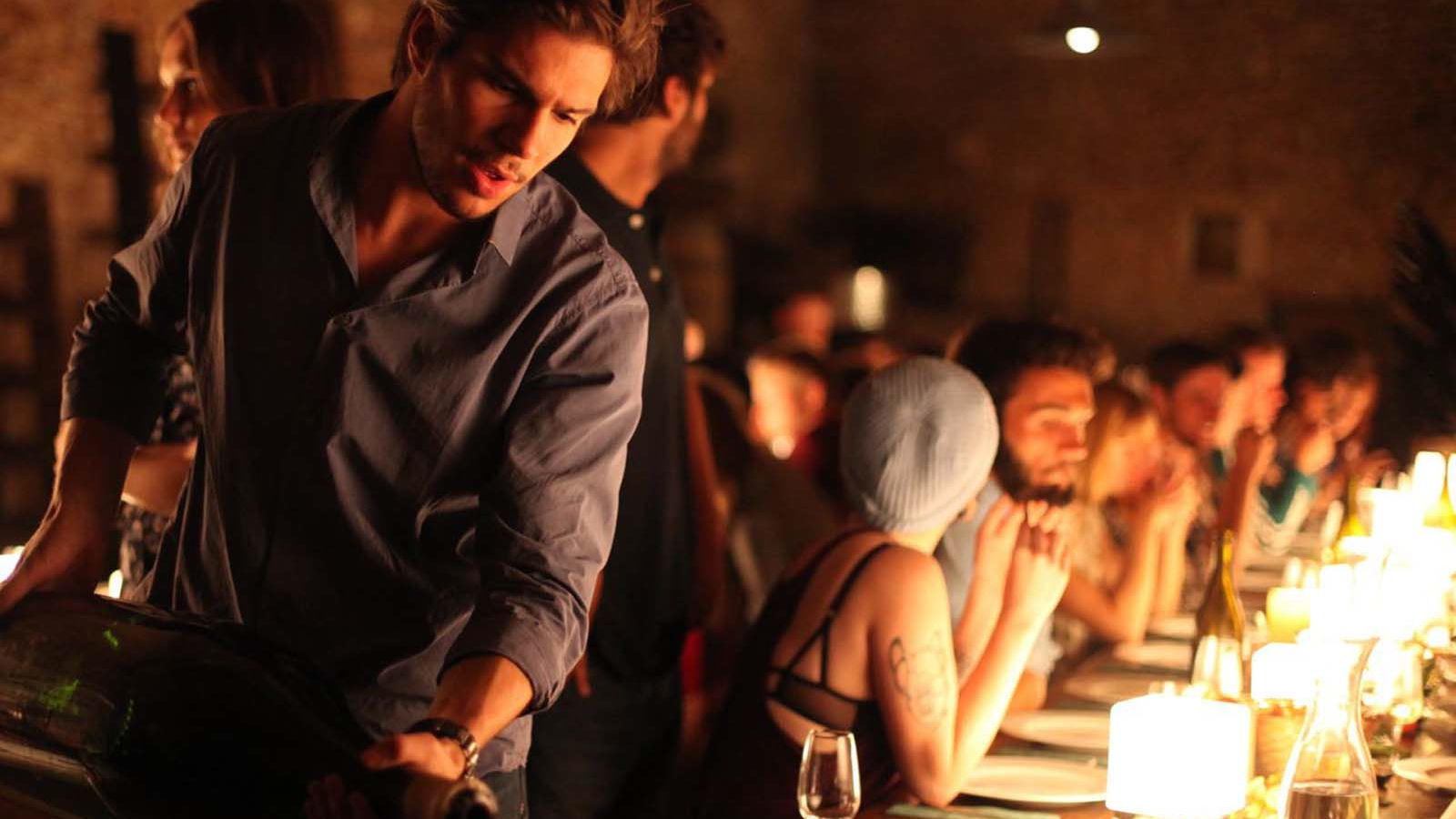 BACK TO BURGUNDY - AİLE BAĞI 10 yıl dünyayı dolaştıktan sonra Jean doğup büyüdüğü kasabaya geri döner. Babası hastalanmıştır. Kız kardeşi Juliette ve erkek kardeşi Jeremie ile de