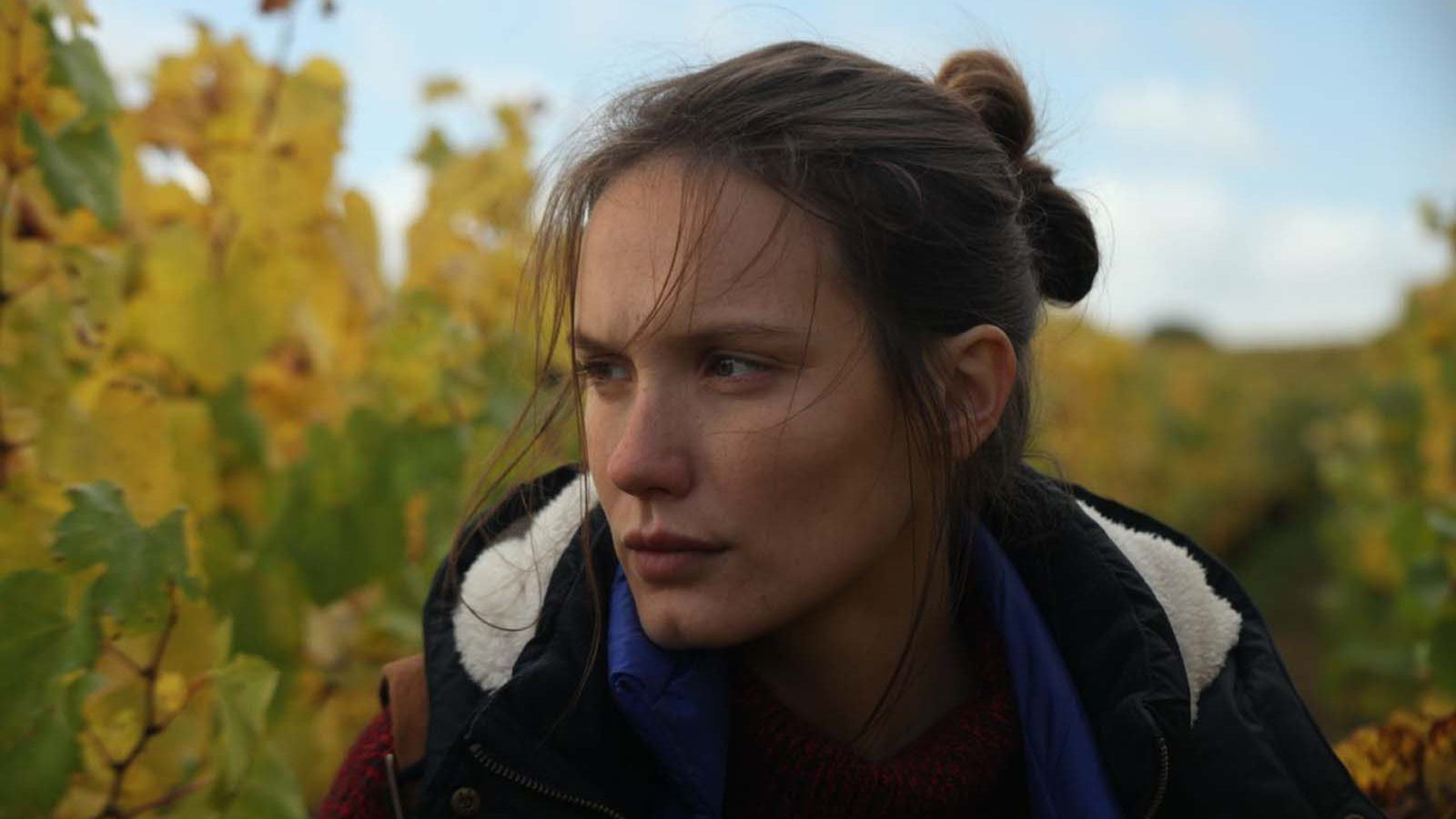 BACK TO BURGUNDY - AİLE BAĞI 10 yıl dünyayı dolaştıktan sonra Jean doğup büyüdüğü kasabaya geri döner. Babası hastalanmıştır. Kız kardeşi Juliette ve erkek kardeşi Jeremie ile de