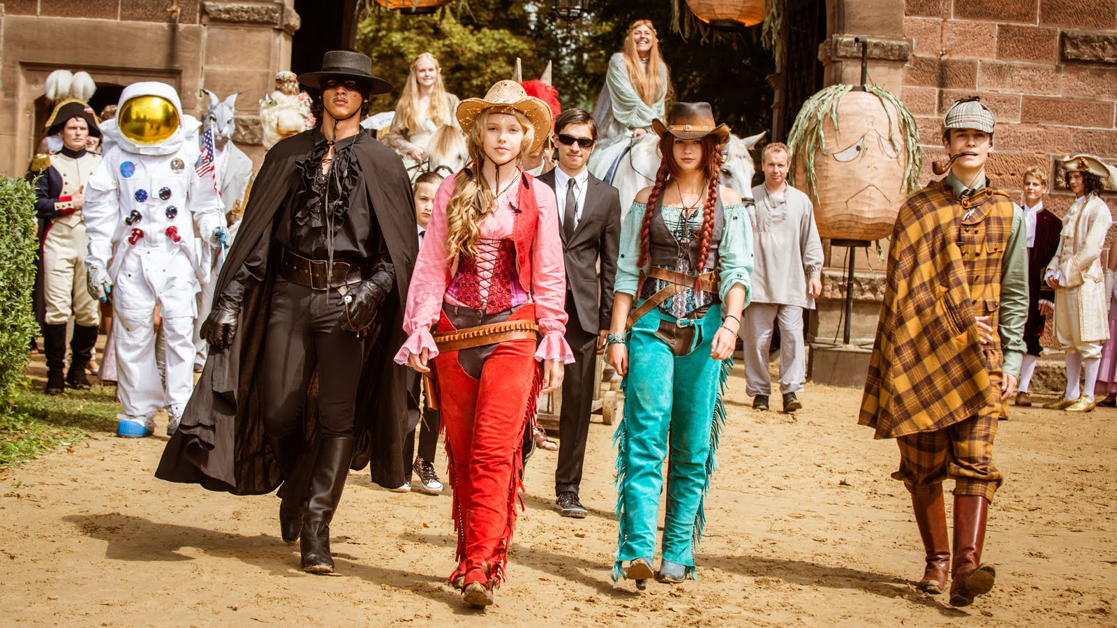 BIBI AND TINA 2 - BIBI VE TINA 2 Filmin yönetmenliğini Detlev Buck, başrollerini ise  Lina Larissa Strahl, Lisa-Marie Koroll ve Louis Held gibi isimler paylaşıyor. Bibi ve Tina’nın ba