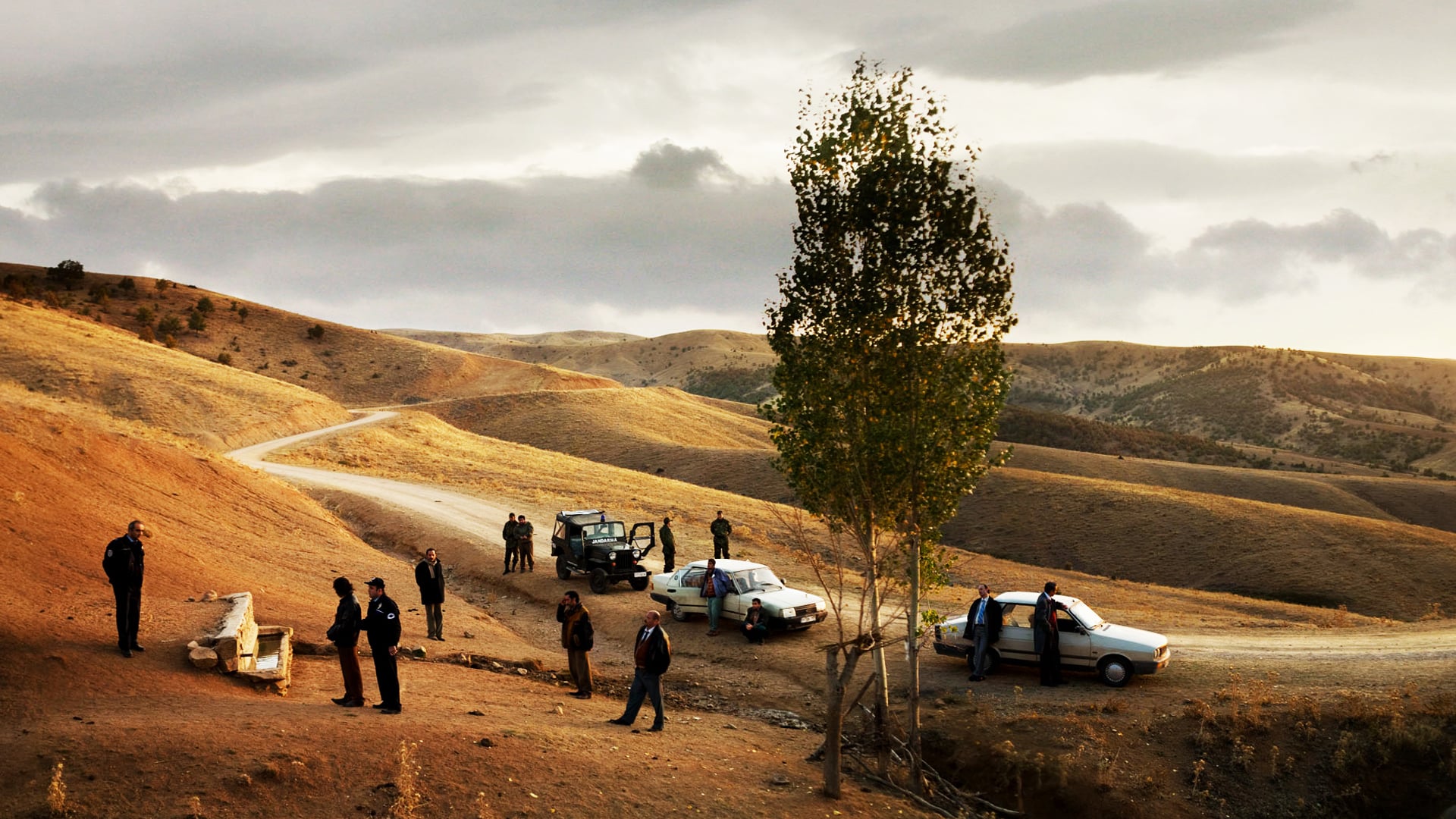 BİR ZAMANLAR ANADOLU'DA - BİR ZAMANLAR ANADOLU'DA Nuri Bilge Ceylan, bu filmiyle kentsel kaygılarını bir kenara bırakıp, tekrar taşranın sıkıntılı dünyasına ama bu sefer bir cinayet hikayesinin gerilimi ile dönüyor...