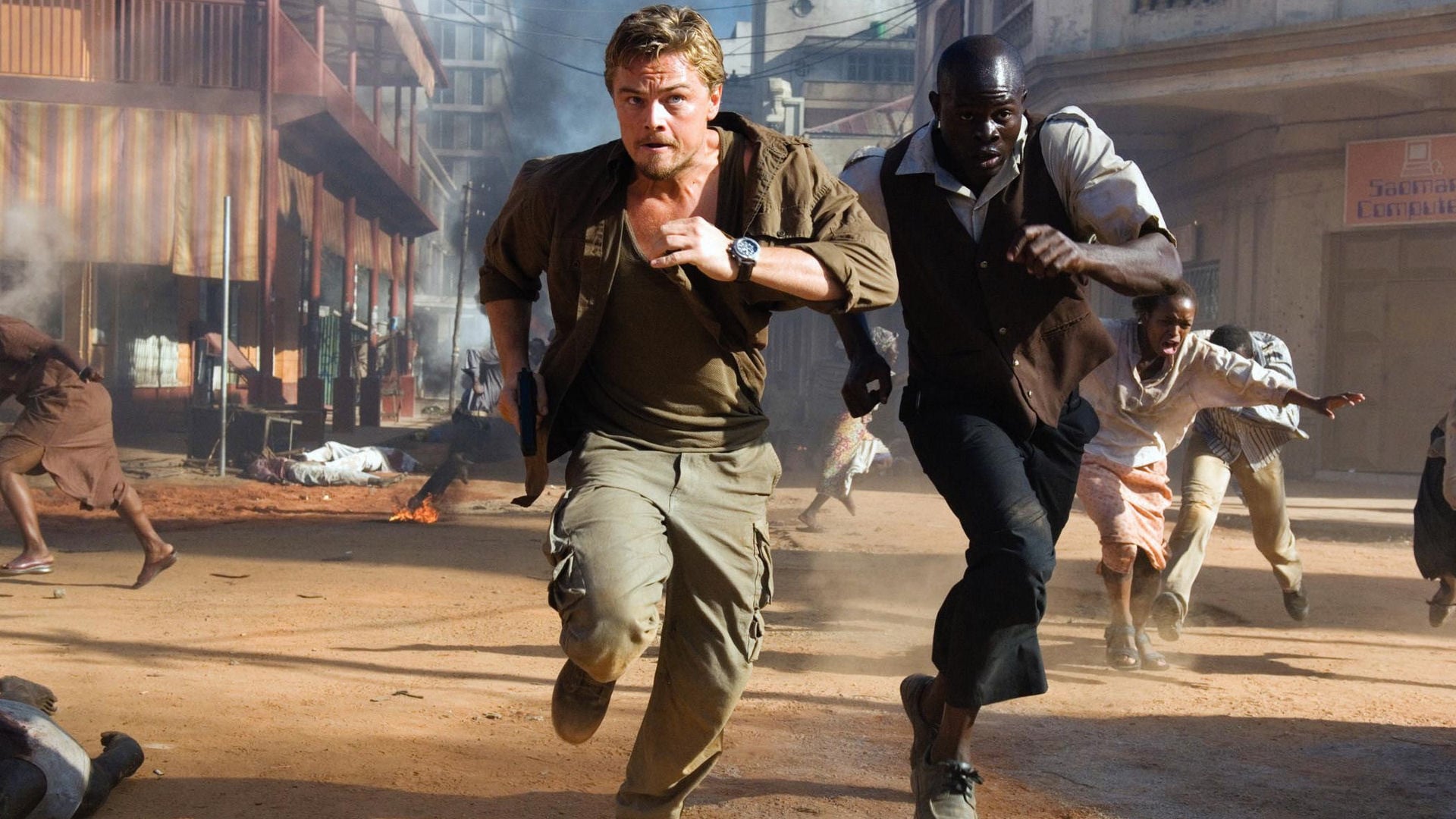 BLOOD DIAMOND - KANLI ELMAS Her ikisi de Afrikalı olsa da bambaşka hayatlardan gelen paralı asker Danny Archer ile balıkçı Solomon Vandy’nin kaderleri büyüleyici bir elması bulmak üzere çıktıkları serüvende kesişir.