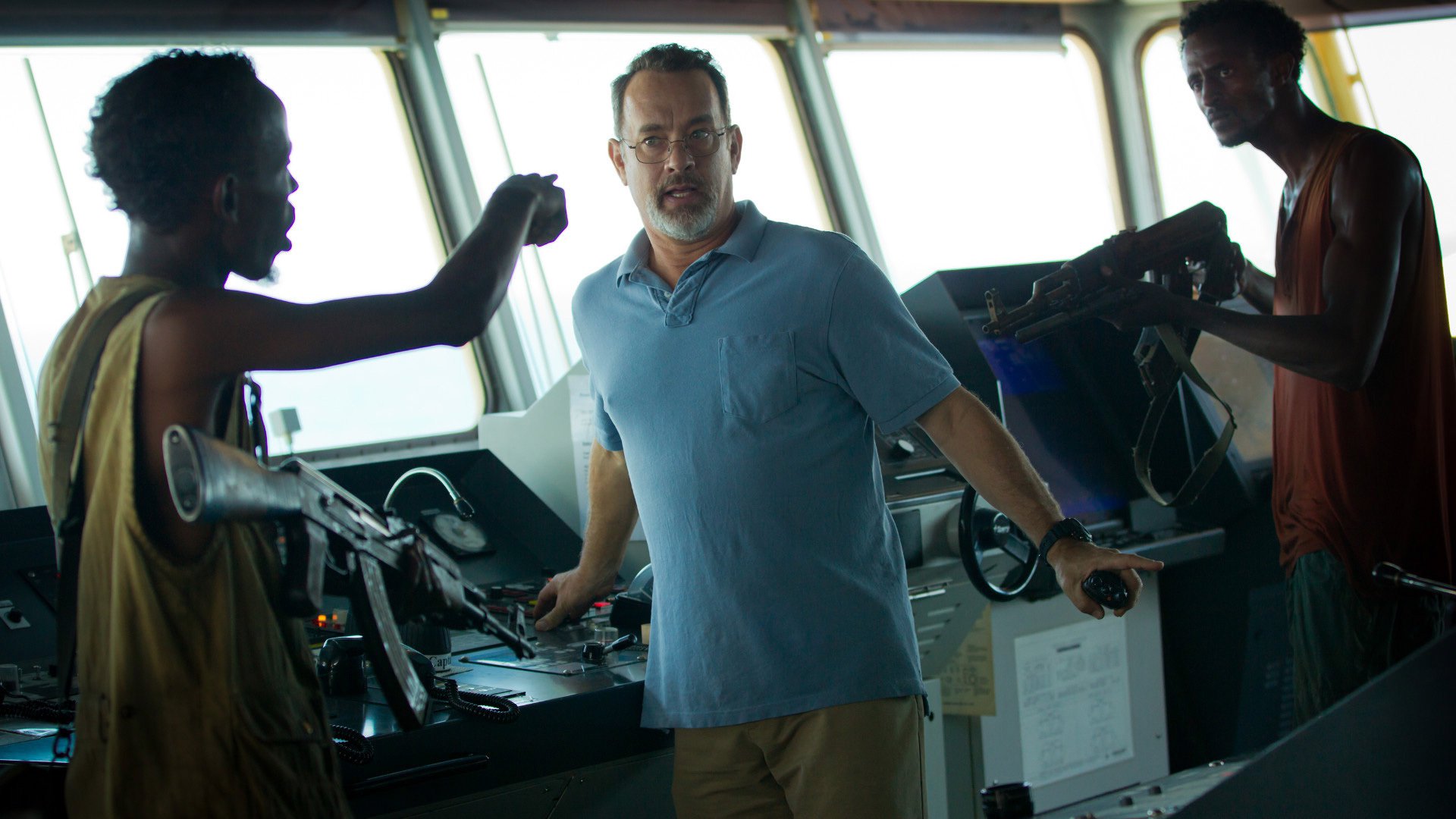 CAPTAIN PHILLIPS - KAPTAN PHILLIPS 2009 senesinin Nisan ayında yola çıkan MV Maersk Alabama isimli Amerikan kargo gemisi, Somali'nin doğu kıyılarında korsanlar tarafından saldırıya uğrar. Bu durum Amerikalılar'ın yaklaşık 200 yüzyıldır başına gelmeyen türden bir korsan saldırısıdır. Geminin dümenindeki deneyimli kaptan Richard Phillips, tayfasını kurtarabilmek için kendini rehine olarak feda eder. Korsan grubu ve özellikle de liderleri Muse ile psikolojik bir savaşın içerisinde yer aldığı bu süreç, kendisini kurtarmaya çalışan ekibin de eşzamanlı çabasıyla oldukça yüksek tansiyonlu bir hal alır.