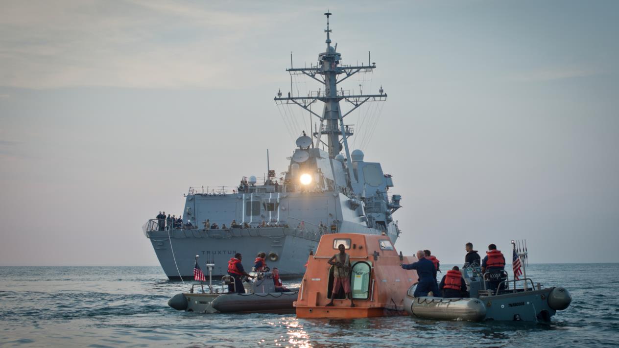 CAPTAIN PHILLIPS - KAPTAN PHILLIPS 2009 senesinin Nisan ayında yola çıkan MV Maersk Alabama isimli Amerikan kargo gemisi, Somali'nin doğu kıyılarında korsanlar tarafından saldırıya uğrar. Bu durum Amerikalılar'ın yaklaşık 200 yüzyıldır başına gelmeyen türden bir korsan saldırısıdır. Geminin dümenindeki deneyimli kaptan Richard Phillips, tayfasını kurtarabilmek için kendini rehine olarak feda eder. Korsan grubu ve özellikle de liderleri Muse ile psikolojik bir savaşın içerisinde yer aldığı bu süreç, kendisini kurtarmaya çalışan ekibin de eşzamanlı çabasıyla oldukça yüksek tansiyonlu bir hal alır.