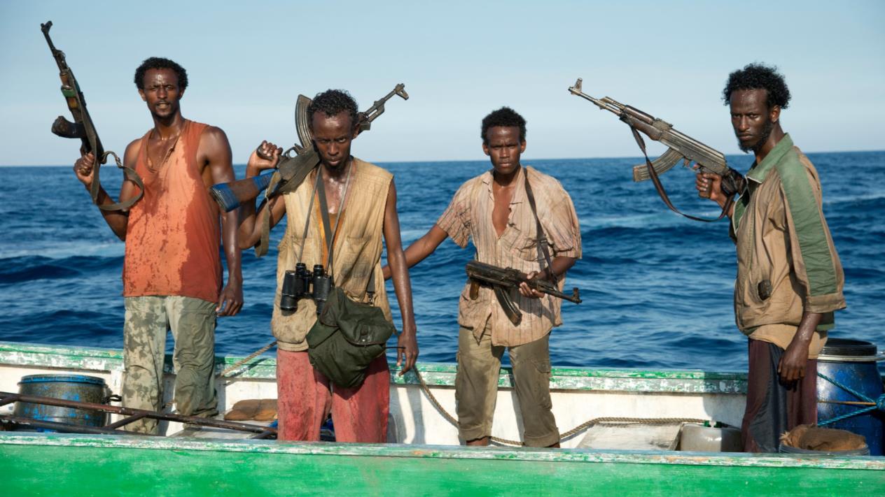 CAPTAIN PHILLIPS - KAPTAN PHILLIPS 2009 senesinin Nisan ayında yola çıkan MV Maersk Alabama isimli Amerikan kargo gemisi, Somali'nin doğu kıyılarında korsanlar tarafından saldırıya uğrar. Bu durum Amerikalılar'ın yaklaşık 200 yüzyıldır başına gelmeyen türden bir korsan saldırısıdır. Geminin dümenindeki deneyimli kaptan Richard Phillips, tayfasını kurtarabilmek için kendini rehine olarak feda eder. Korsan grubu ve özellikle de liderleri Muse ile psikolojik bir savaşın içerisinde yer aldığı bu süreç, kendisini kurtarmaya çalışan ekibin de eşzamanlı çabasıyla oldukça yüksek tansiyonlu bir hal alır.