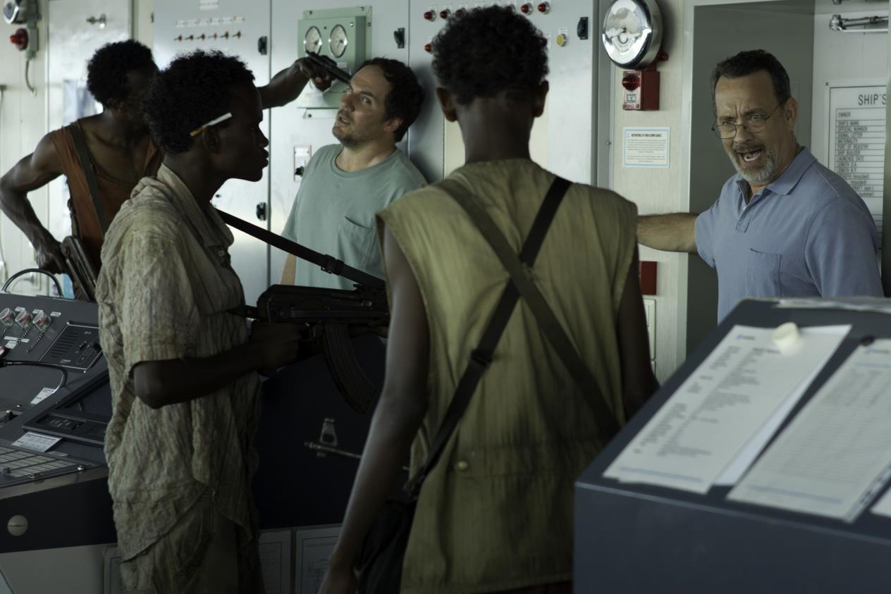 CAPTAIN PHILLIPS - KAPTAN PHILLIPS 2009 senesinin Nisan ayında yola çıkan MV Maersk Alabama isimli Amerikan kargo gemisi, Somali'nin doğu kıyılarında korsanlar tarafından saldırıya uğrar. Bu durum Amerikalılar'ın yaklaşık 200 yüzyıldır başına gelmeyen türden bir korsan saldırısıdır. Geminin dümenindeki deneyimli kaptan Richard Phillips, tayfasını kurtarabilmek için kendini rehine olarak feda eder. Korsan grubu ve özellikle de liderleri Muse ile psikolojik bir savaşın içerisinde yer aldığı bu süreç, kendisini kurtarmaya çalışan ekibin de eşzamanlı çabasıyla oldukça yüksek tansiyonlu bir hal alır.